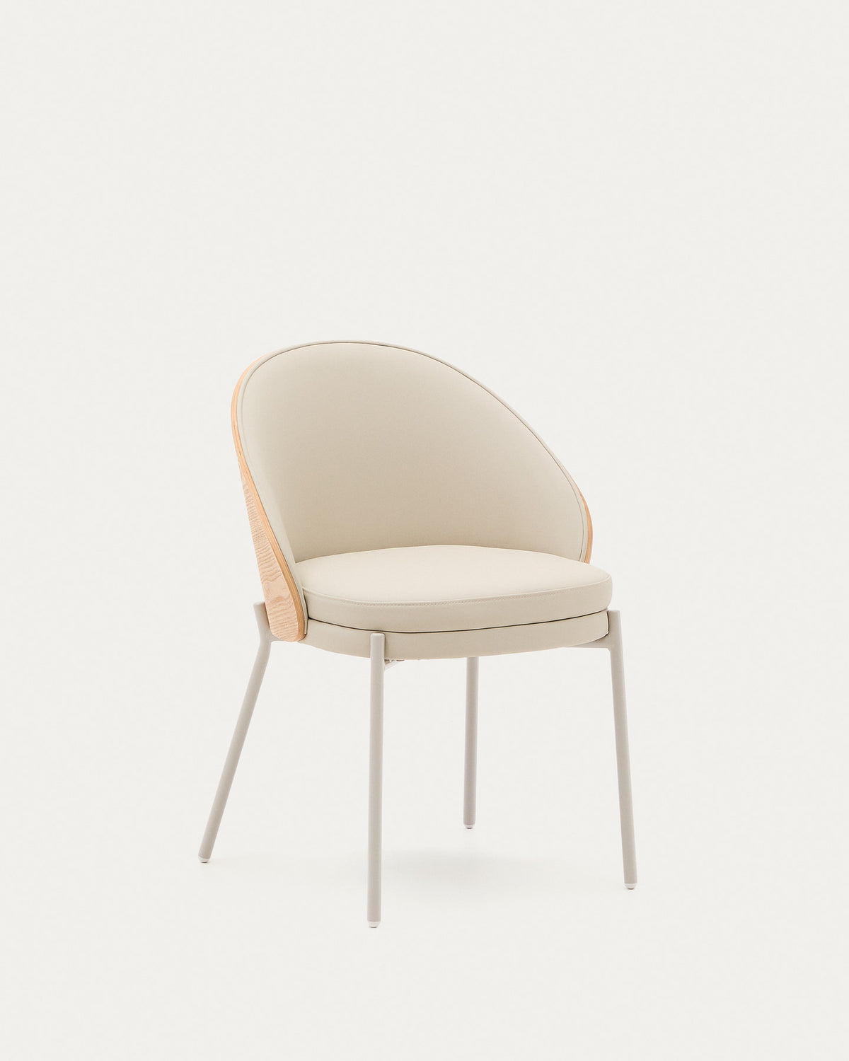 Eamy Stuhl aus beigem Polyurethan, Eschenfurnier mit Natur-Finish und beigem Metall in Beige, Weiss präsentiert im Onlineshop von KAQTU Design AG. Stuhl ist von Kave Home