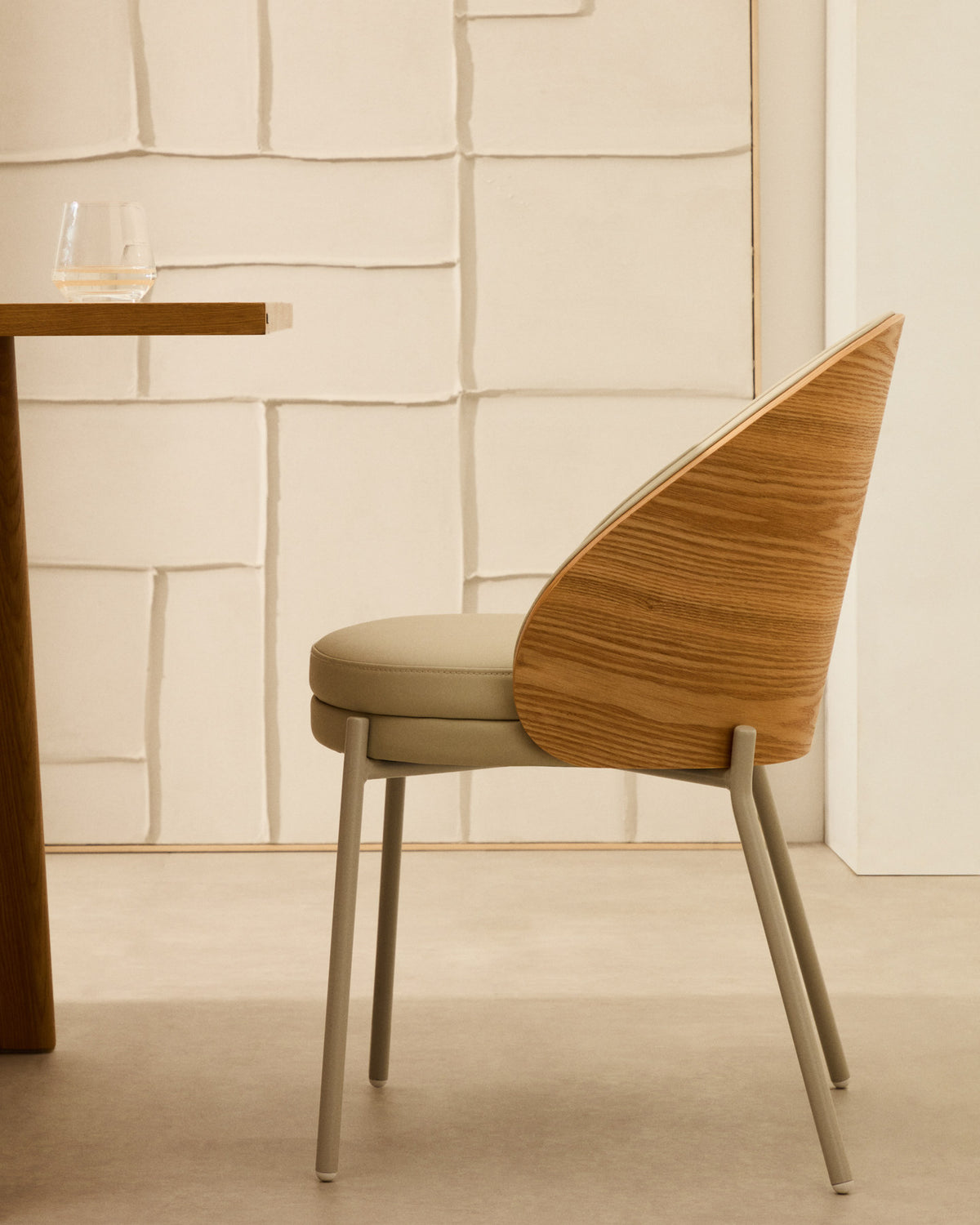 Eamy Stuhl aus beigem Polyurethan, Eschenfurnier mit Natur-Finish und beigem Metall in Beige, Weiss präsentiert im Onlineshop von KAQTU Design AG. Stuhl ist von Kave Home