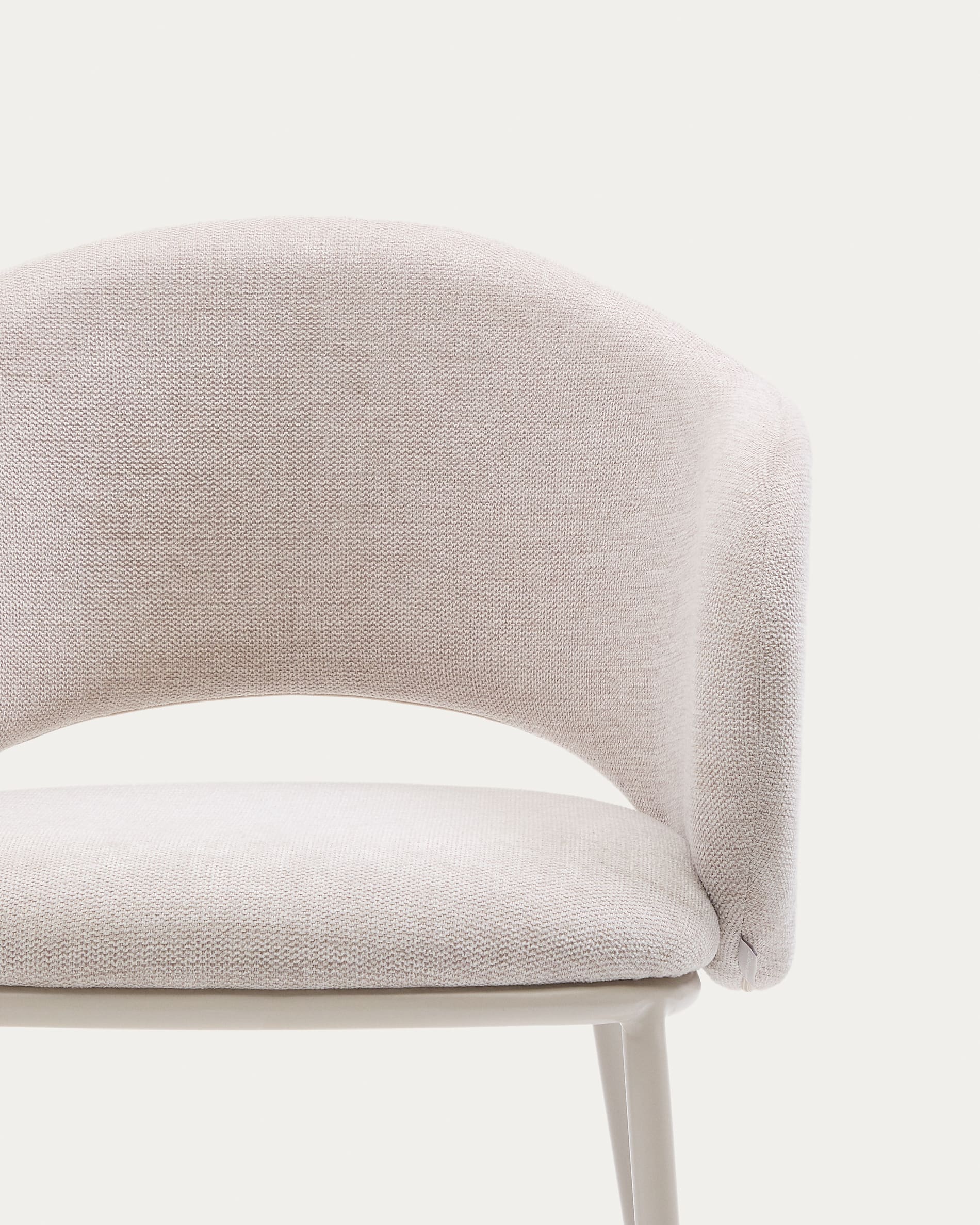 Moderner Stuhl Maina in Beige mit stabilen Stahlbeinen und umweltfreundlicher FSC-zertifizierter Beschichtung.