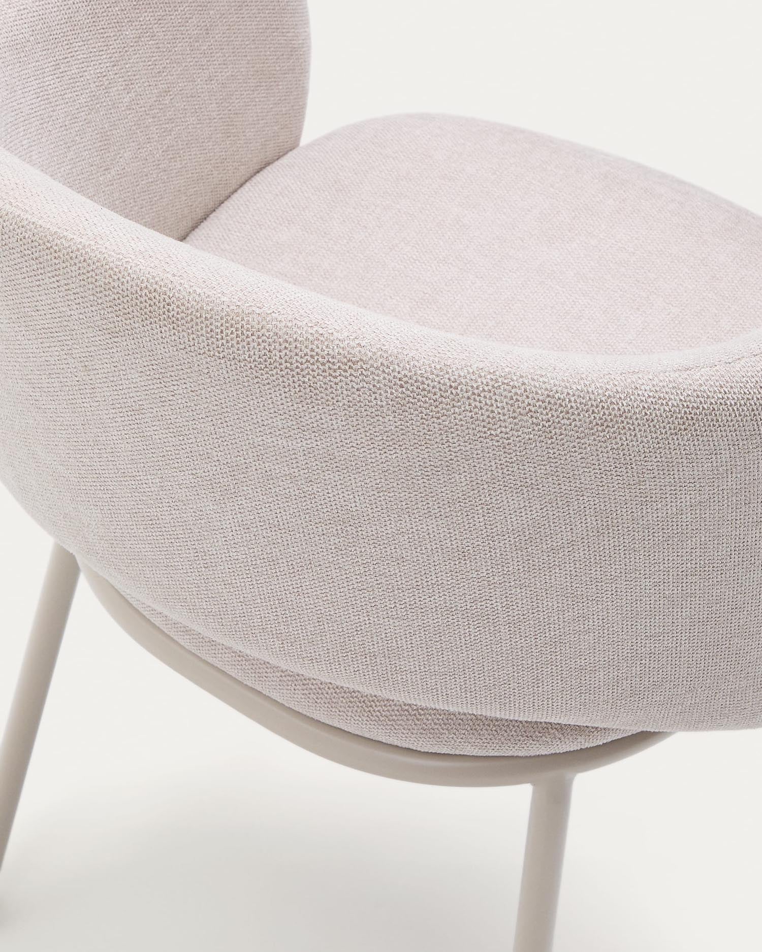 Moderner Stuhl Maina in Beige mit stabilen Stahlbeinen und umweltfreundlicher FSC-zertifizierter Beschichtung.