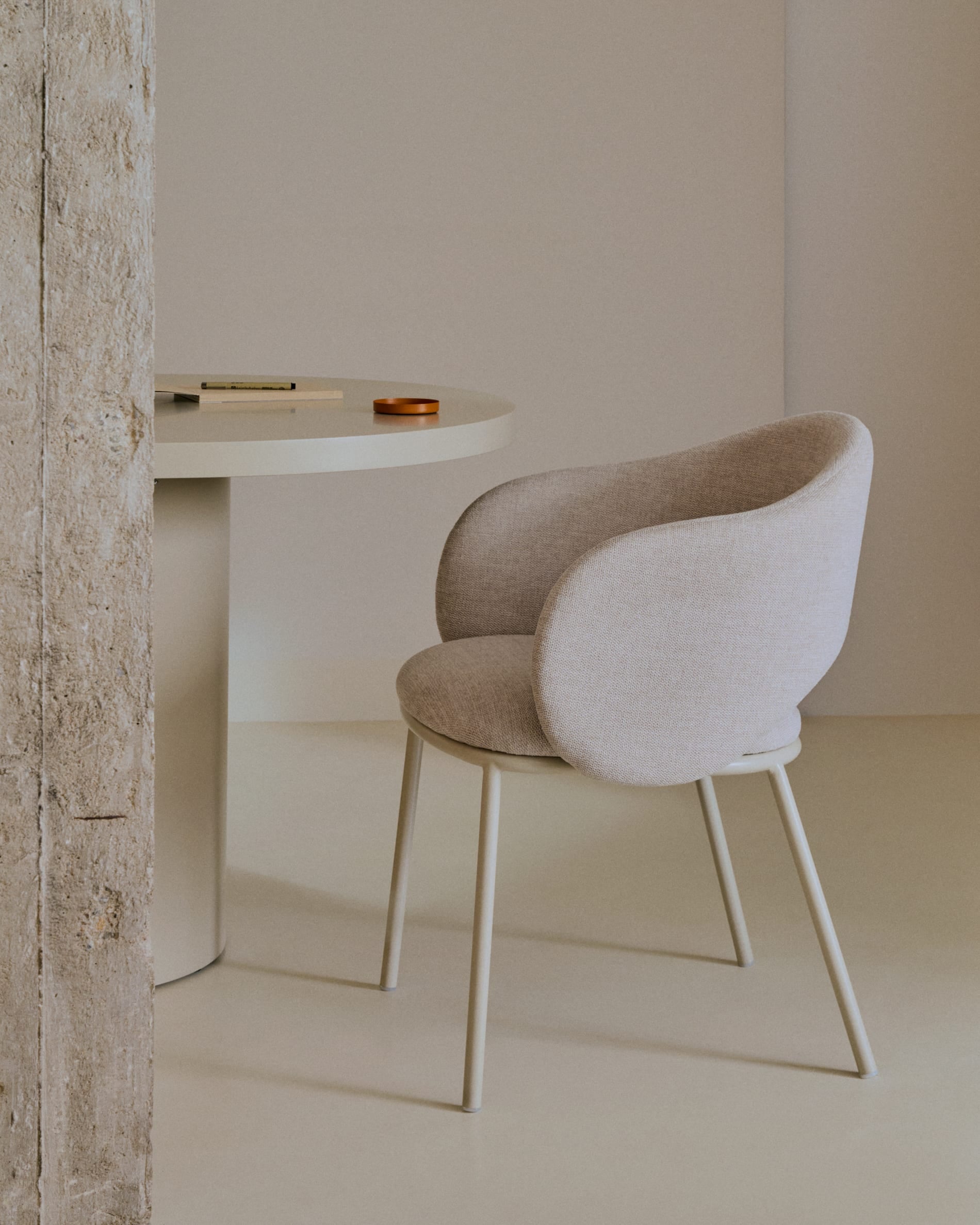 Moderner Stuhl Maina in Beige mit stabilen Stahlbeinen und umweltfreundlicher FSC-zertifizierter Beschichtung.