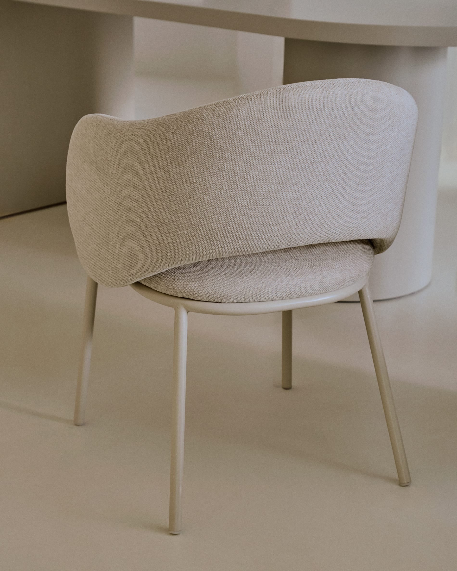 Moderner Stuhl Maina in Beige mit stabilen Stahlbeinen und umweltfreundlicher FSC-zertifizierter Beschichtung.