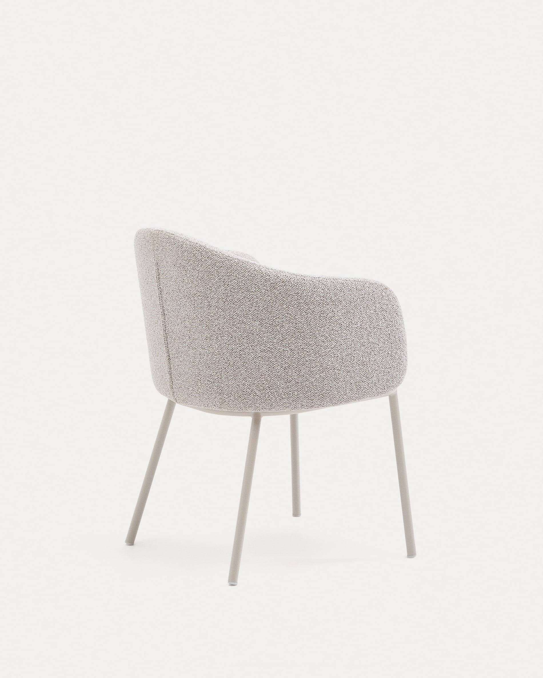 Eleganter Stuhl Minda mit beigem Chenille-Bezug, robusten Stahlbeinen in Beige und FSC-zertifiziertem nachhaltigem Design.