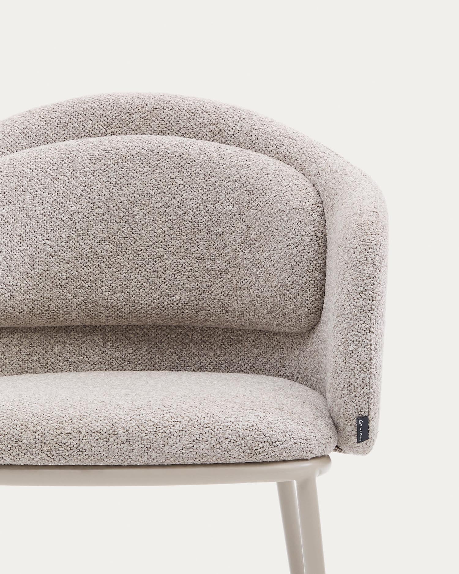 Eleganter Stuhl Minda mit beigem Chenille-Bezug, robusten Stahlbeinen in Beige und FSC-zertifiziertem nachhaltigem Design.
