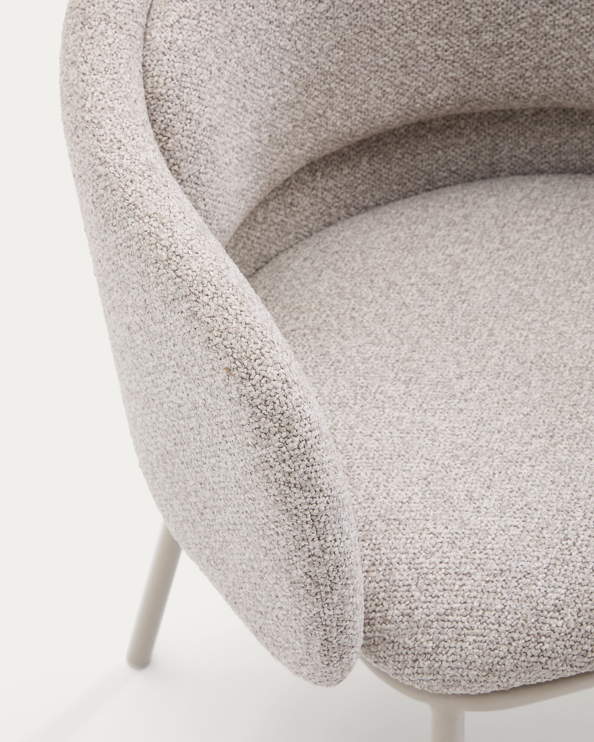 Stuhl Idaira: Beiger Chenille-Stuhl mit stabilen Stahlbeinen, FSC-zertifiziert. Stilvolles, nachhaltiges Design für Ihr Zuhause.
