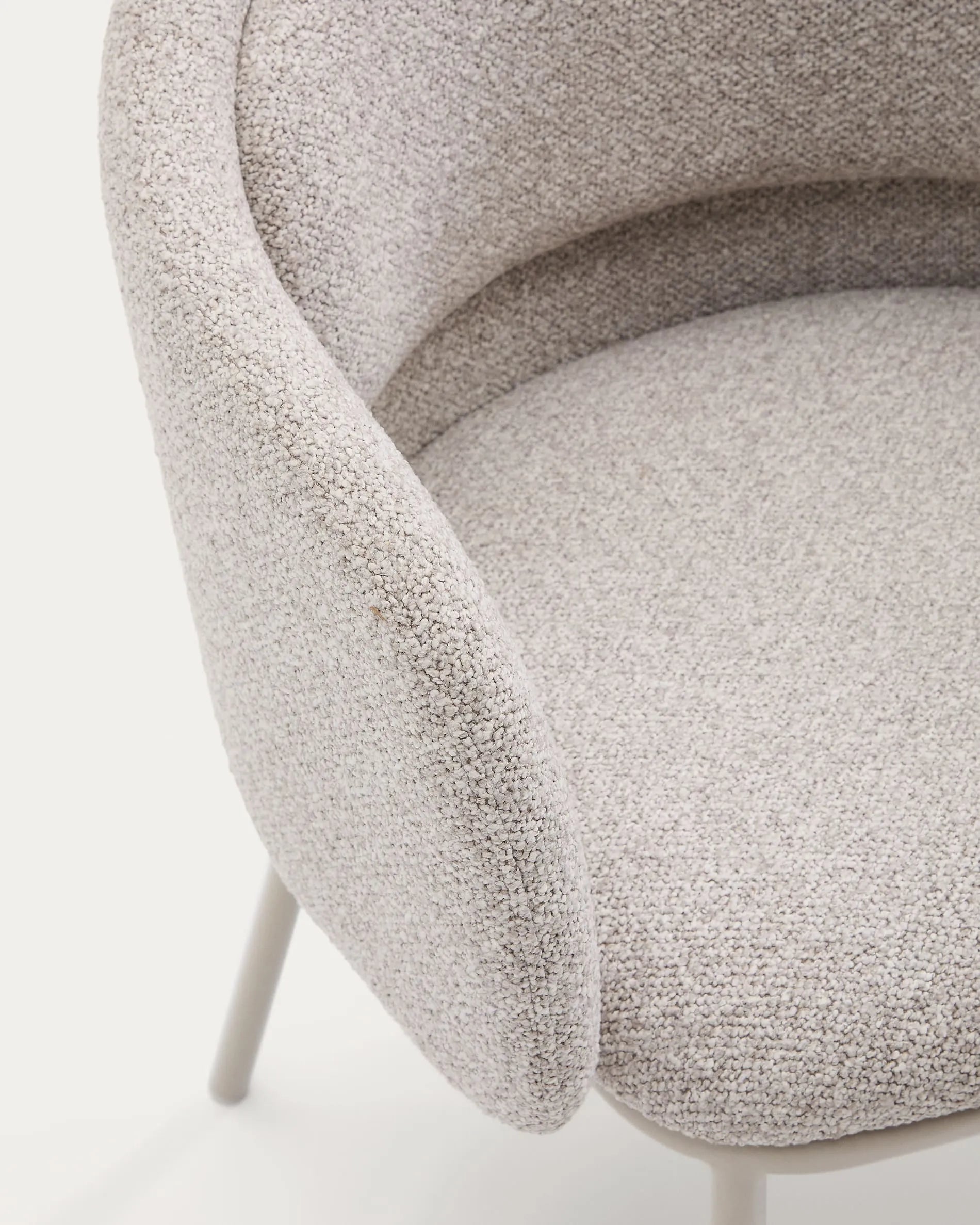 Eleganter Stuhl Minda mit beigem Chenille-Bezug, robusten Stahlbeinen in Beige und FSC-zertifiziertem nachhaltigem Design.
