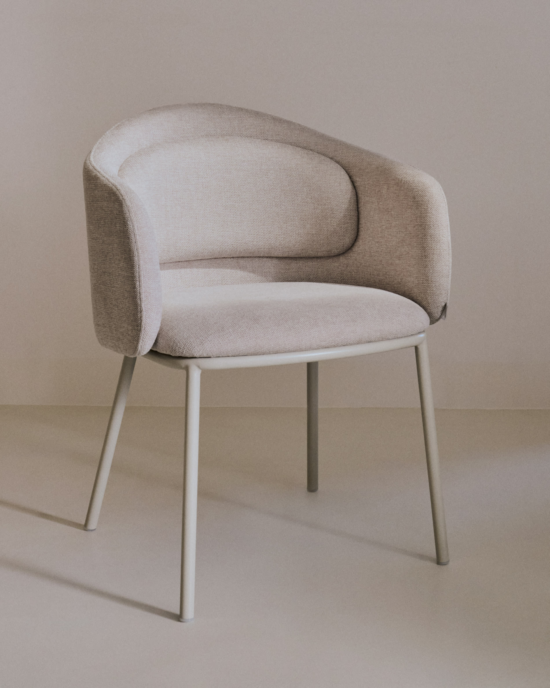Eleganter Stuhl Minda mit beigem Chenille-Stoff, robusten Stahlbeinen in Beige, nachhaltig gefertigt mit FSC-Mix-Zertifikat.