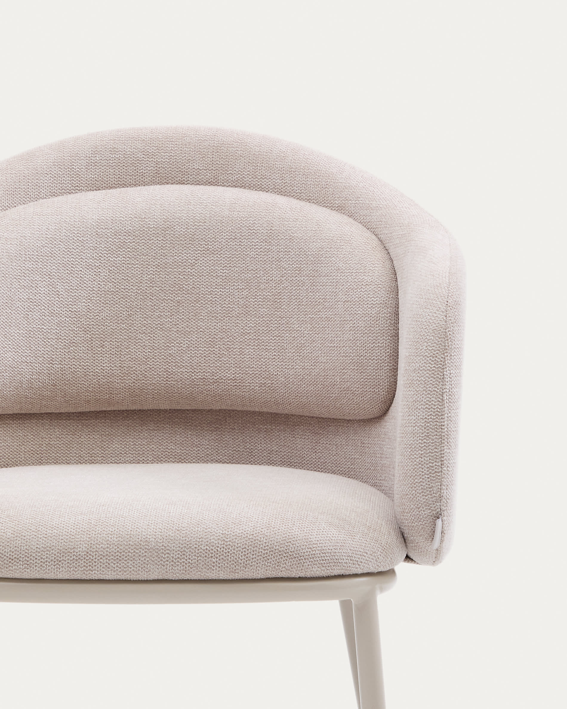 Eleganter Stuhl Minda in Beige mit stabilen Stahlbeinen, FSC-zertifiziert, perfekt für moderne und umweltbewusste Einrichtungen.