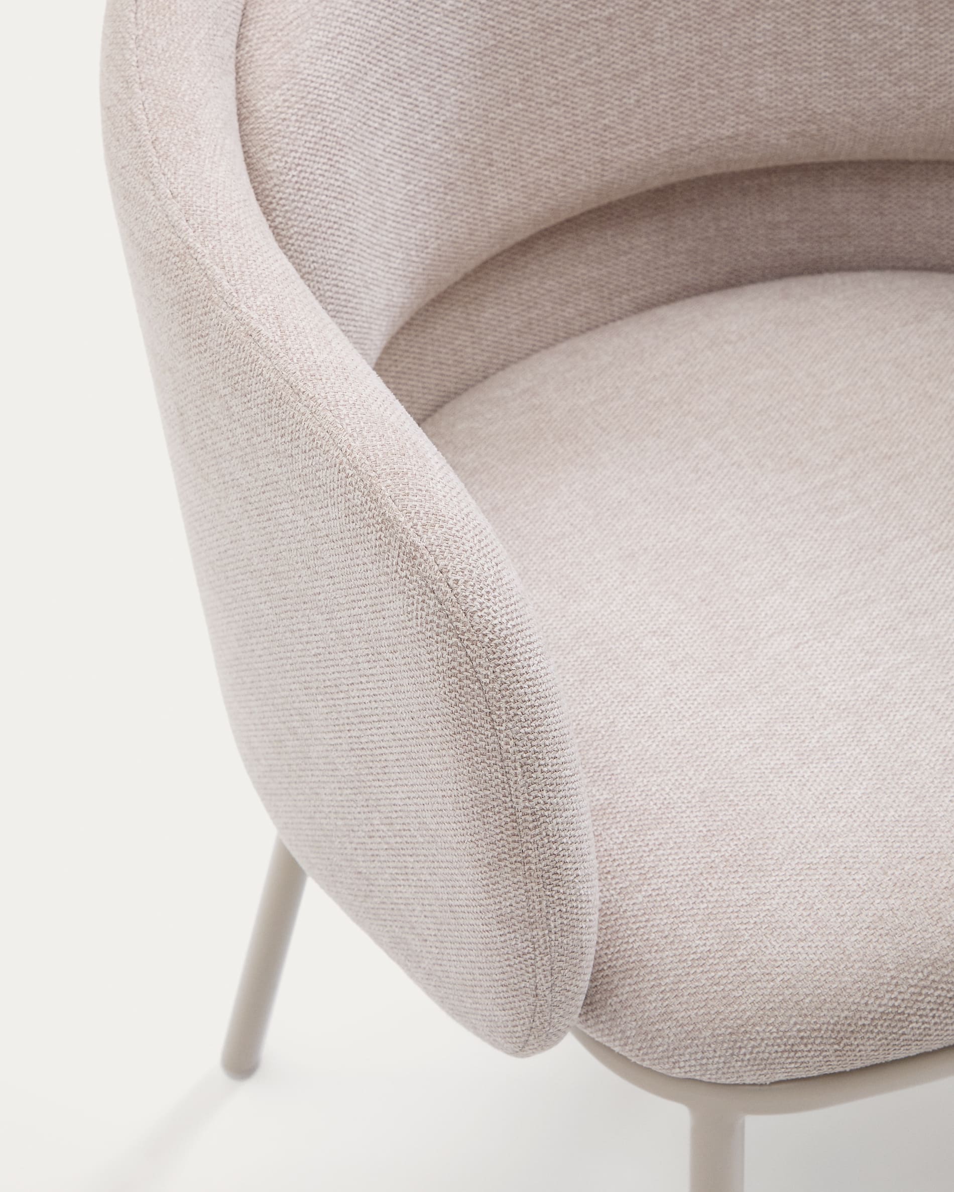 Moderner Stuhl Minda in Beige mit robusten Stahlbeinen, FSC-zertifiziert, ideal für stilvolle und nachhaltige Wohnräume.
