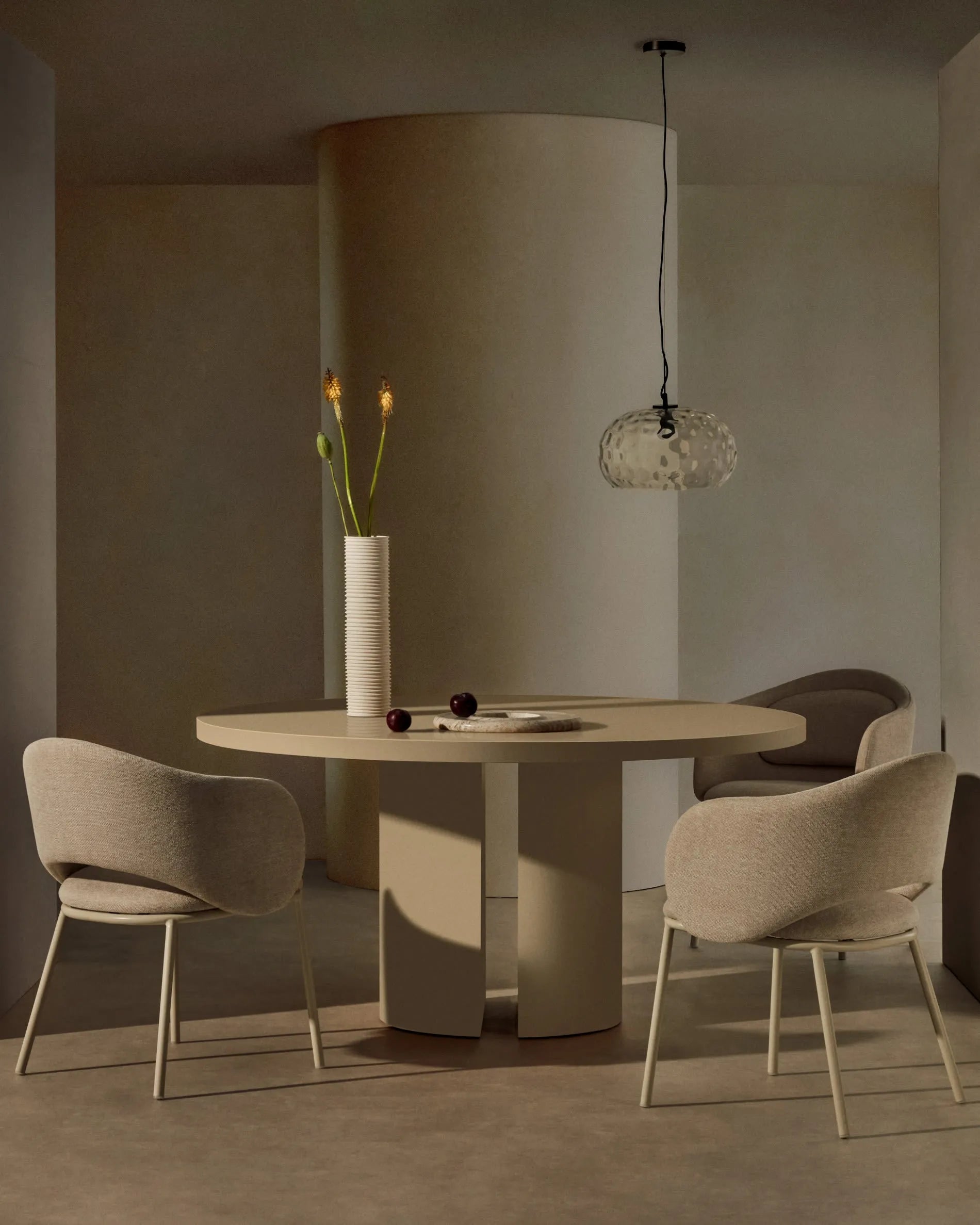 Moderner Stuhl Minda in Beige mit robusten Stahlbeinen, FSC-zertifiziert, ideal für stilvolle und nachhaltige Wohnräume.