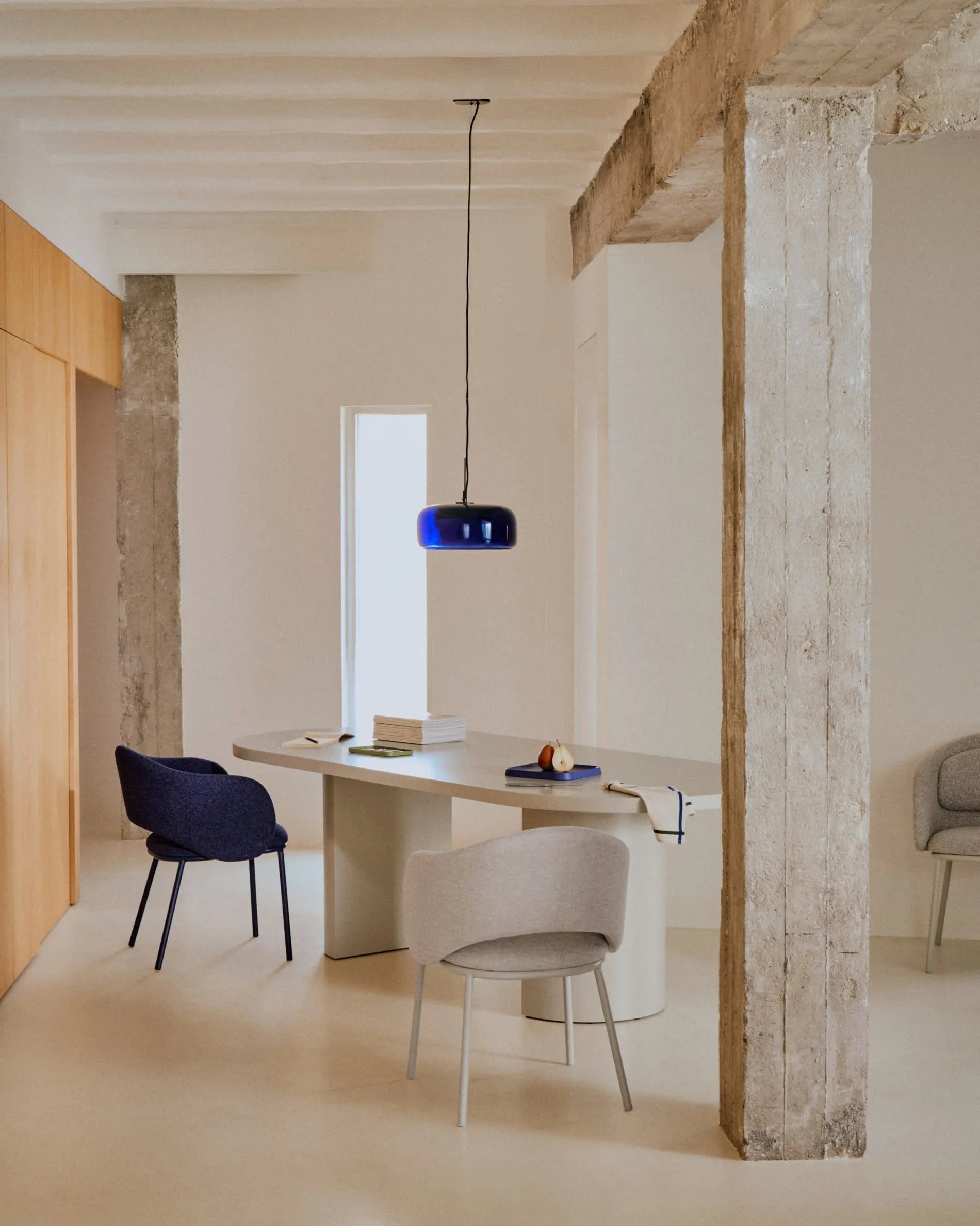 Moderner Stuhl Minda in Beige mit robusten Stahlbeinen, FSC-zertifiziert, ideal für stilvolle und nachhaltige Wohnräume.