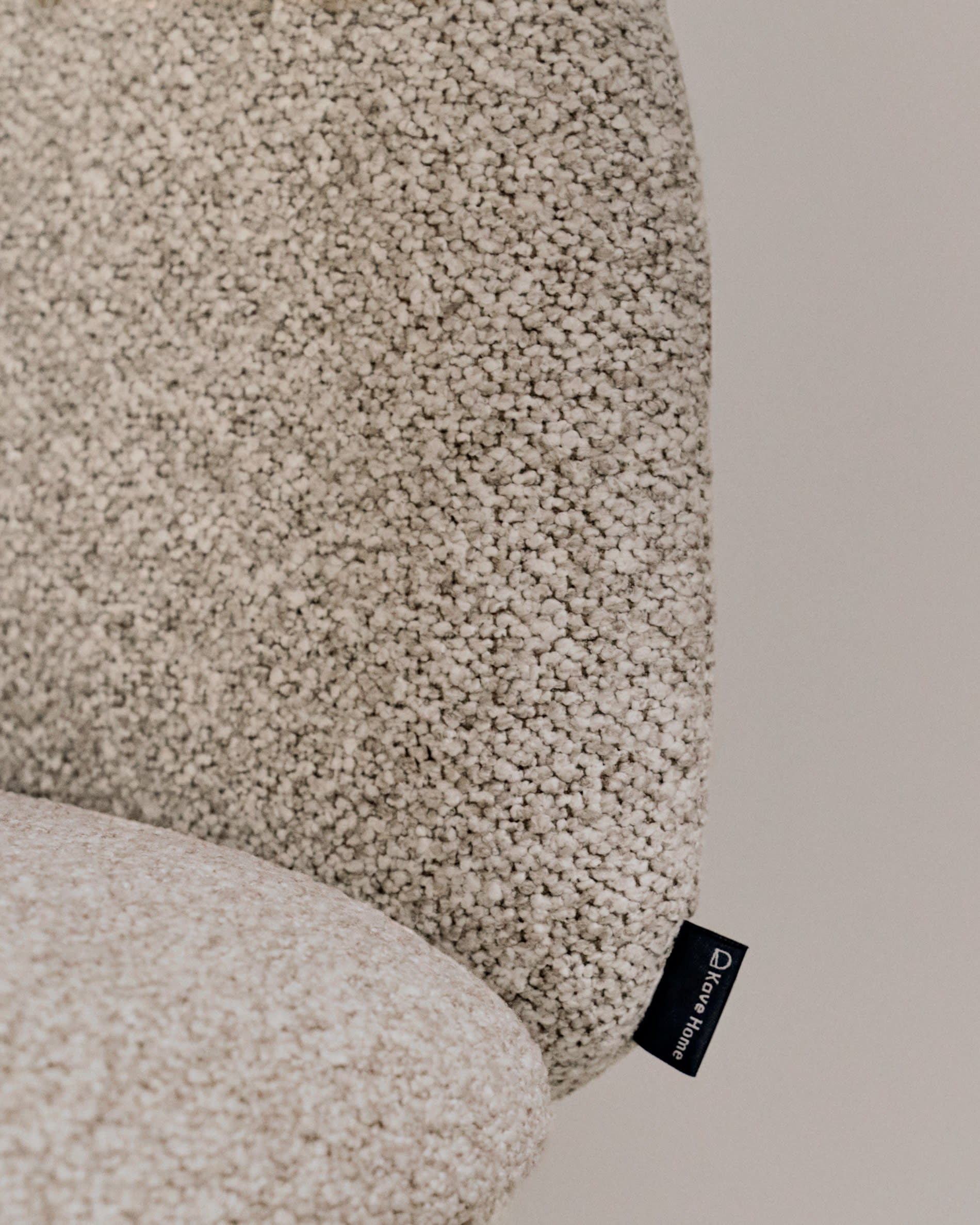 Eleganter Stuhl Minda in Beige mit stabilen Stahlbeinen, FSC-zertifiziert, perfekt für moderne und umweltbewusste Einrichtungen.
