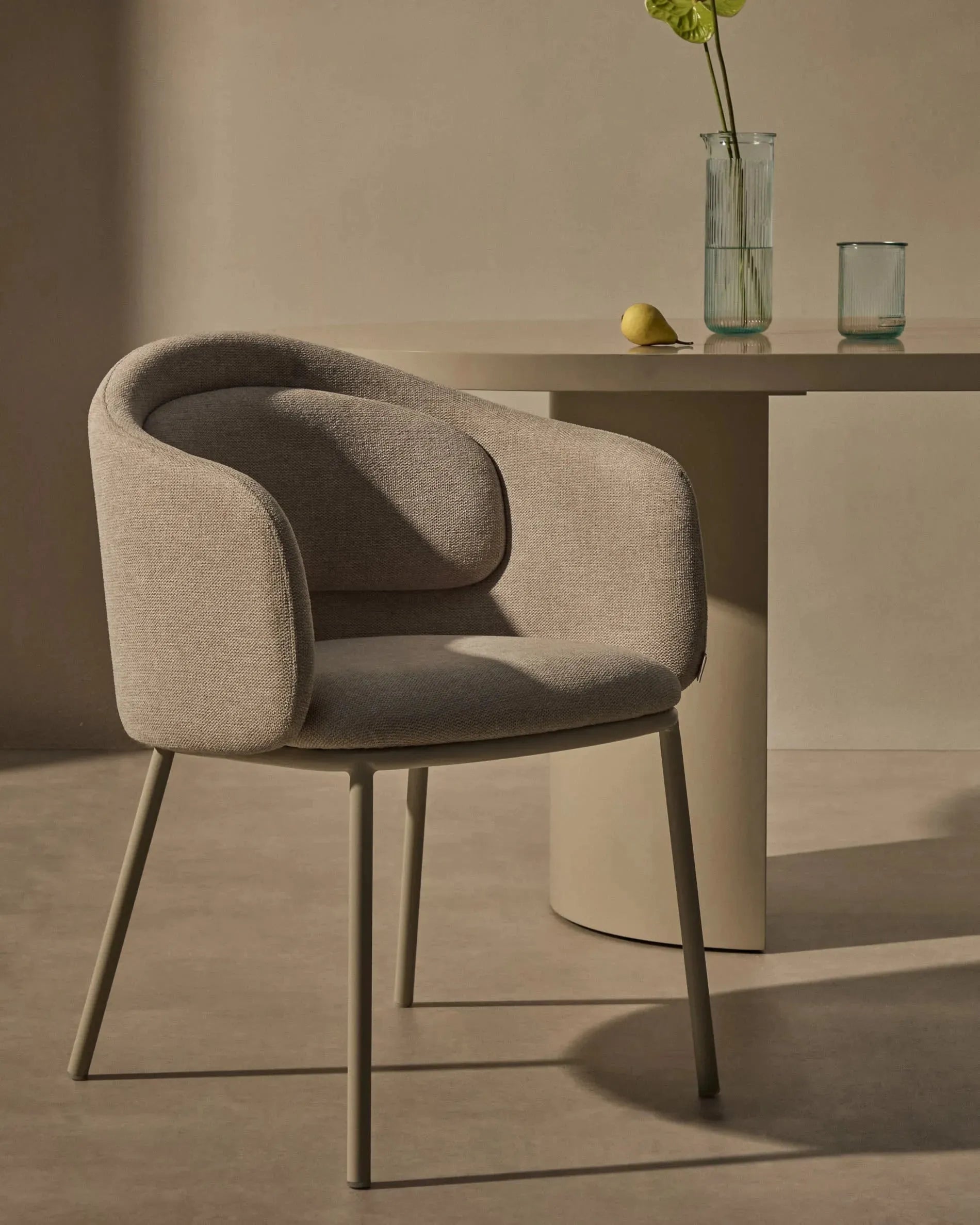 Moderner Stuhl Minda in Beige mit robusten Stahlbeinen, FSC-zertifiziert, ideal für stilvolle und nachhaltige Wohnräume.