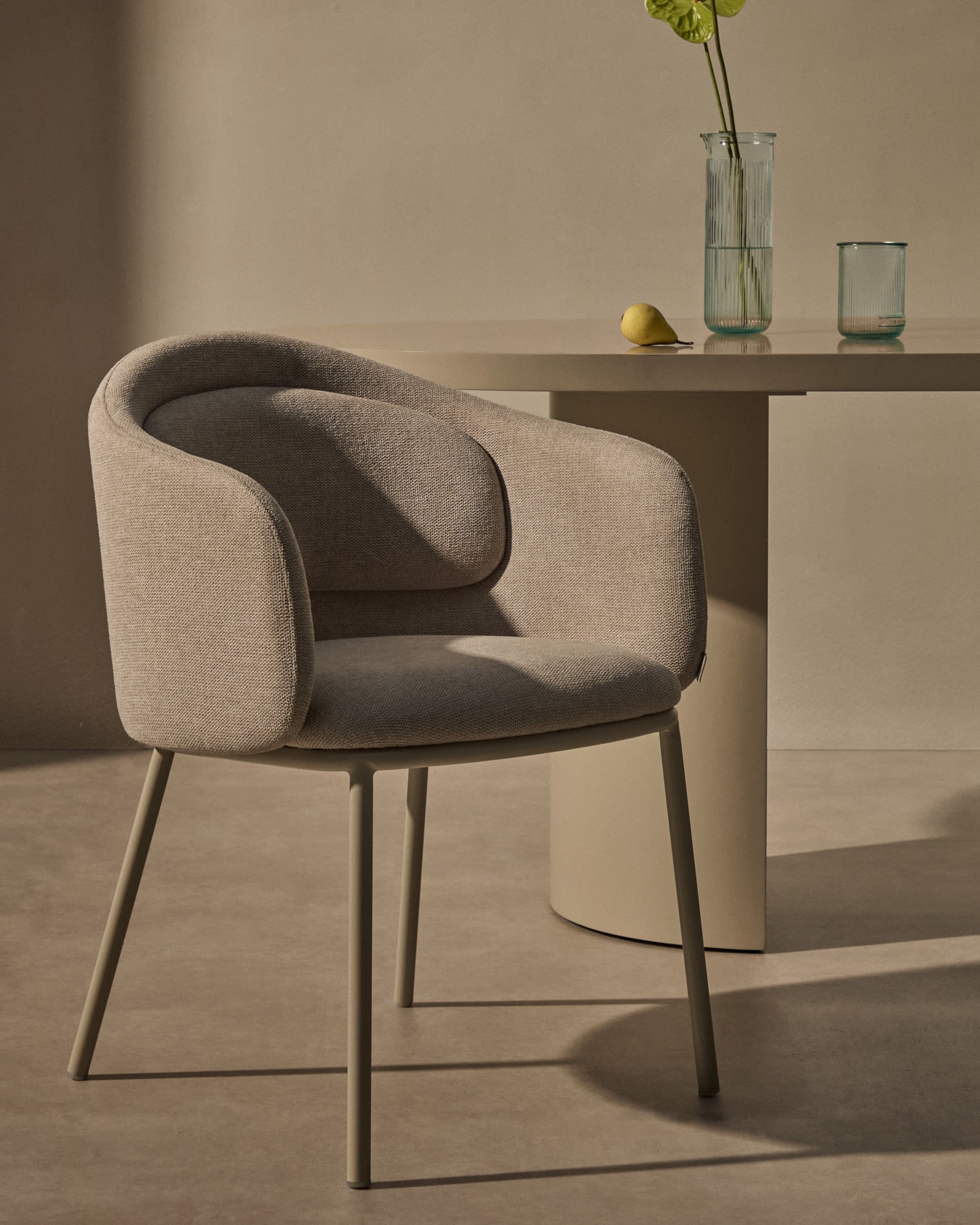 Moderner Stuhl Minda in Beige mit robusten Stahlbeinen, FSC-zertifiziert, ideal für stilvolle und nachhaltige Einrichtung.
