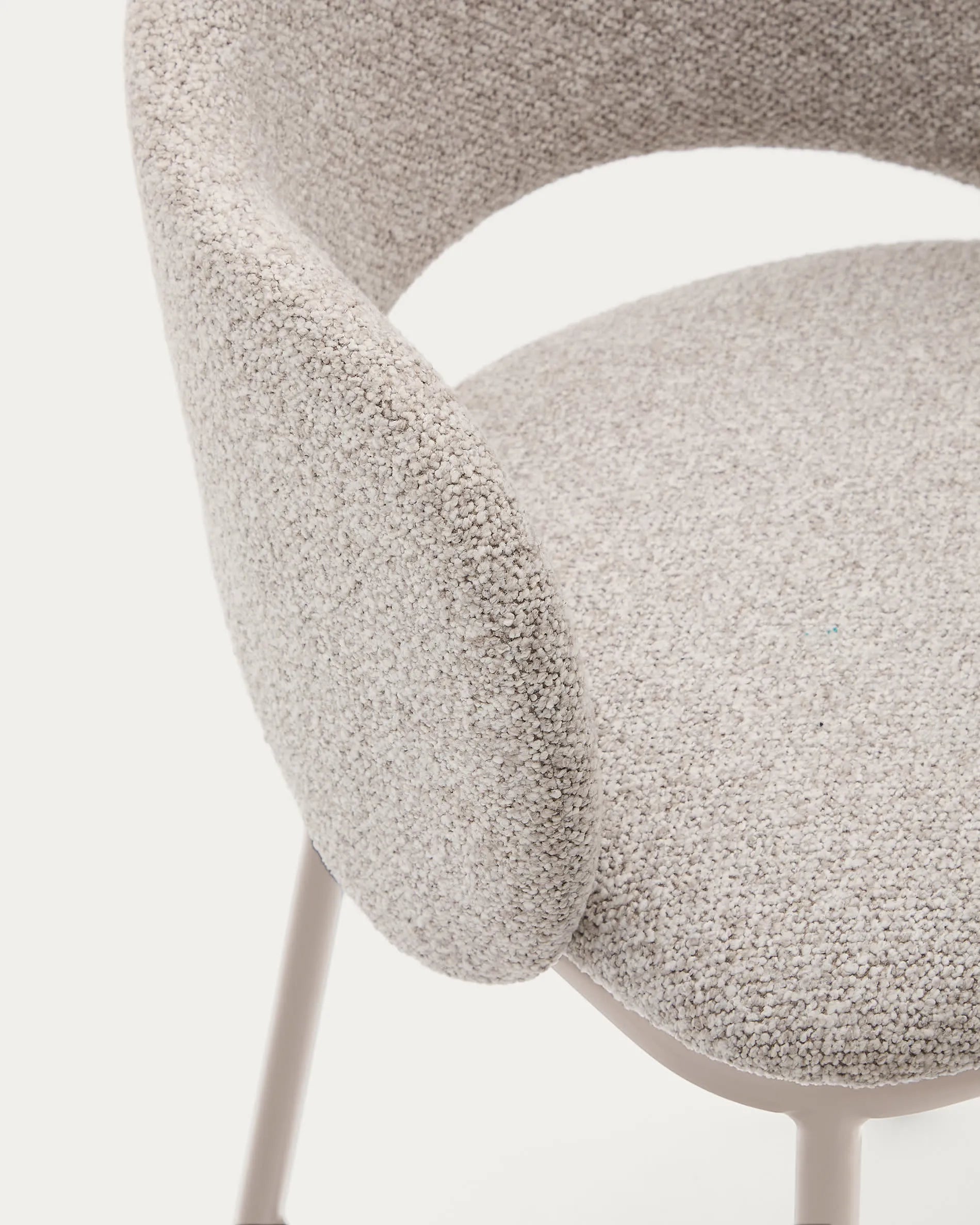Eleganter Hocker Maina mit beigem Chenillebezug, robusten Stahlbeinen in beigem Finish, FSC-zertifiziert, Höhe 65 cm.