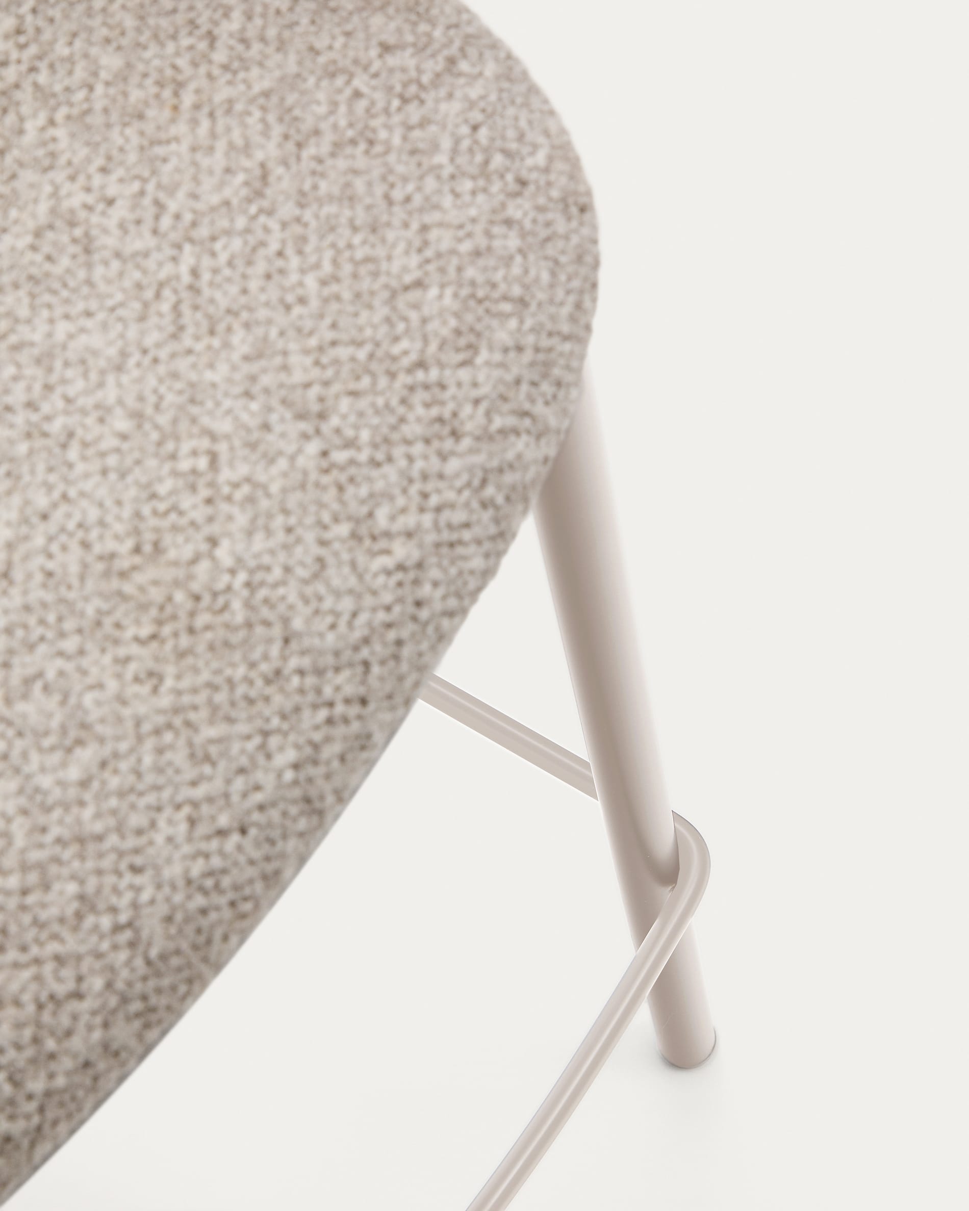 Eleganter Hocker Maina aus grober beige Chenille, ausgestattet mit robusten Stahlbeinen. Ideal für Bar und Essbereich, Höhe 65 cm, nachhaltig produziert.