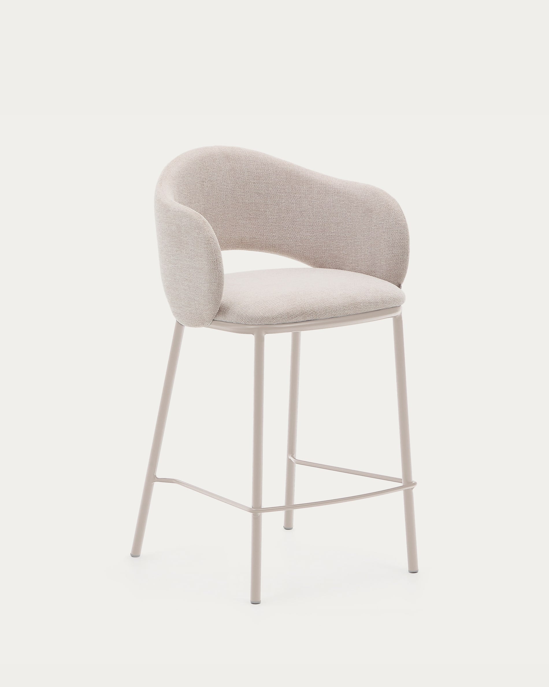 Moderner Hocker Maina mit weicher Chenille in Beige, robusten Stahlbeinen und nachhaltigem FSC-Mix, Höhe 65 cm.