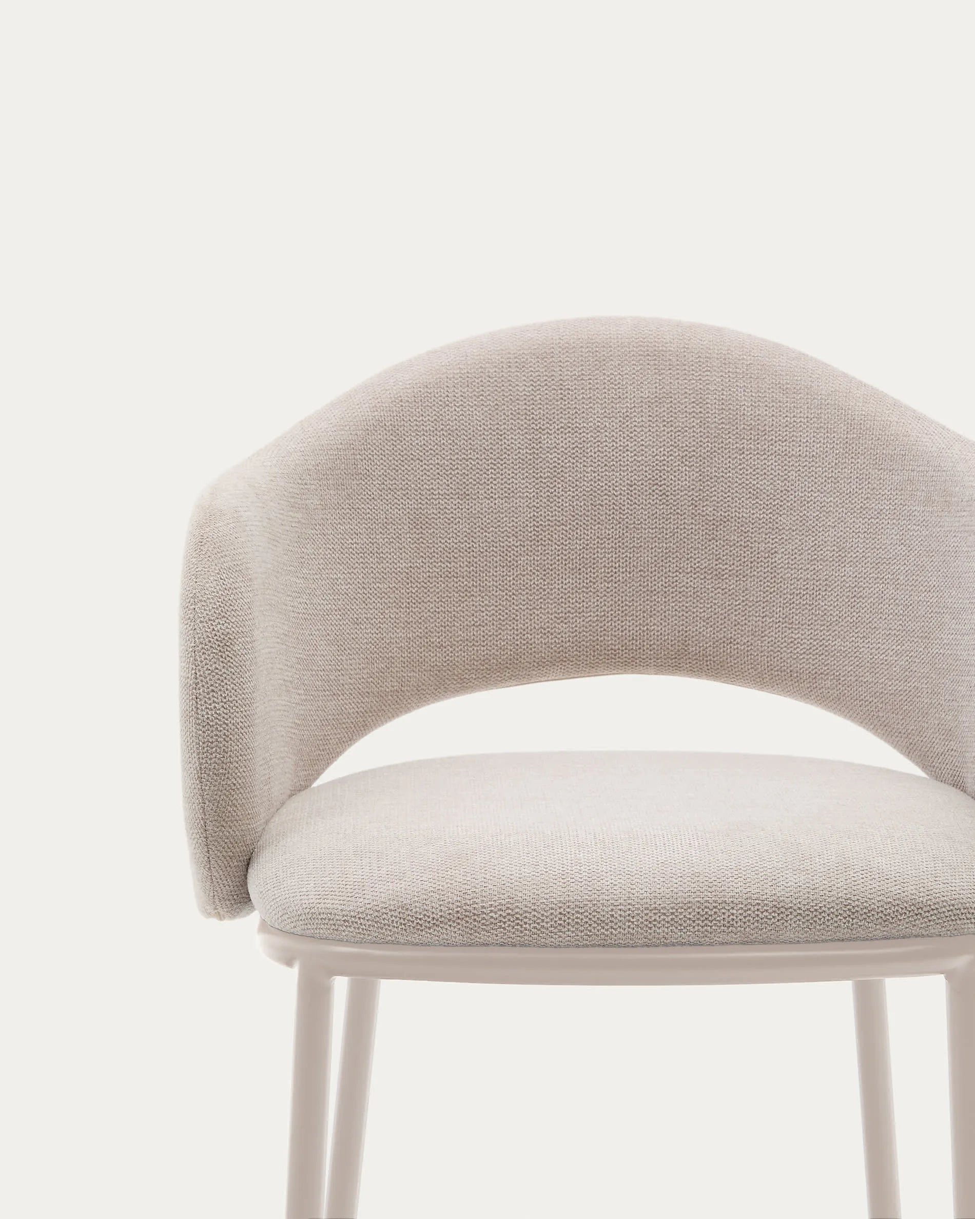 Eleganter Hocker Maina, 65 cm, mit weicher beiger Chenille, robusten Stahlbeinen und FSC-zertifiziertem Material, perfekt für modernes Wohnen.