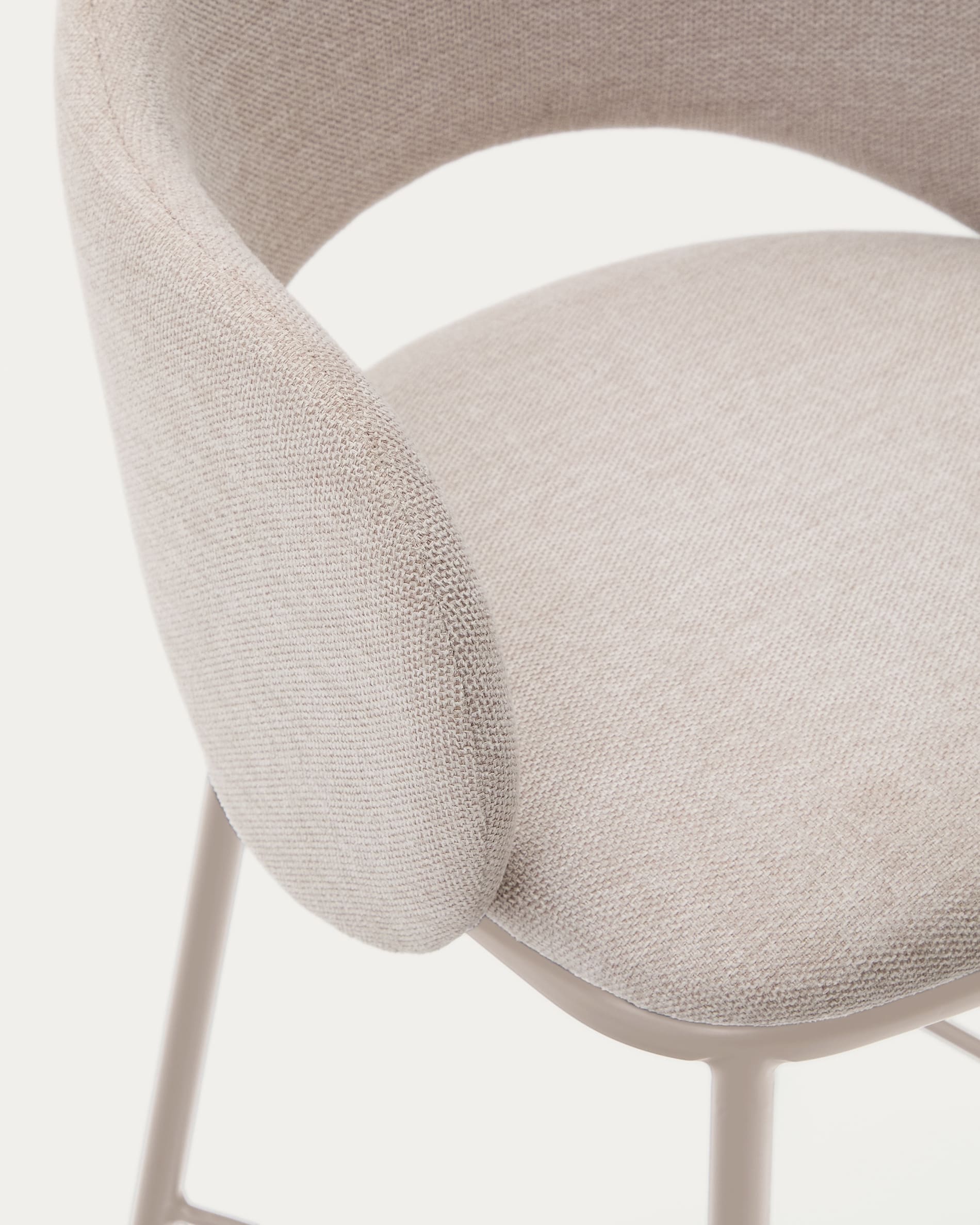 Eleganter Hocker Maina, 65 cm, mit beiger Chenille-Polsterung und stabilen Stahlbeinen, FSC-zertifiziert, perfekt für modernes Wohnen.