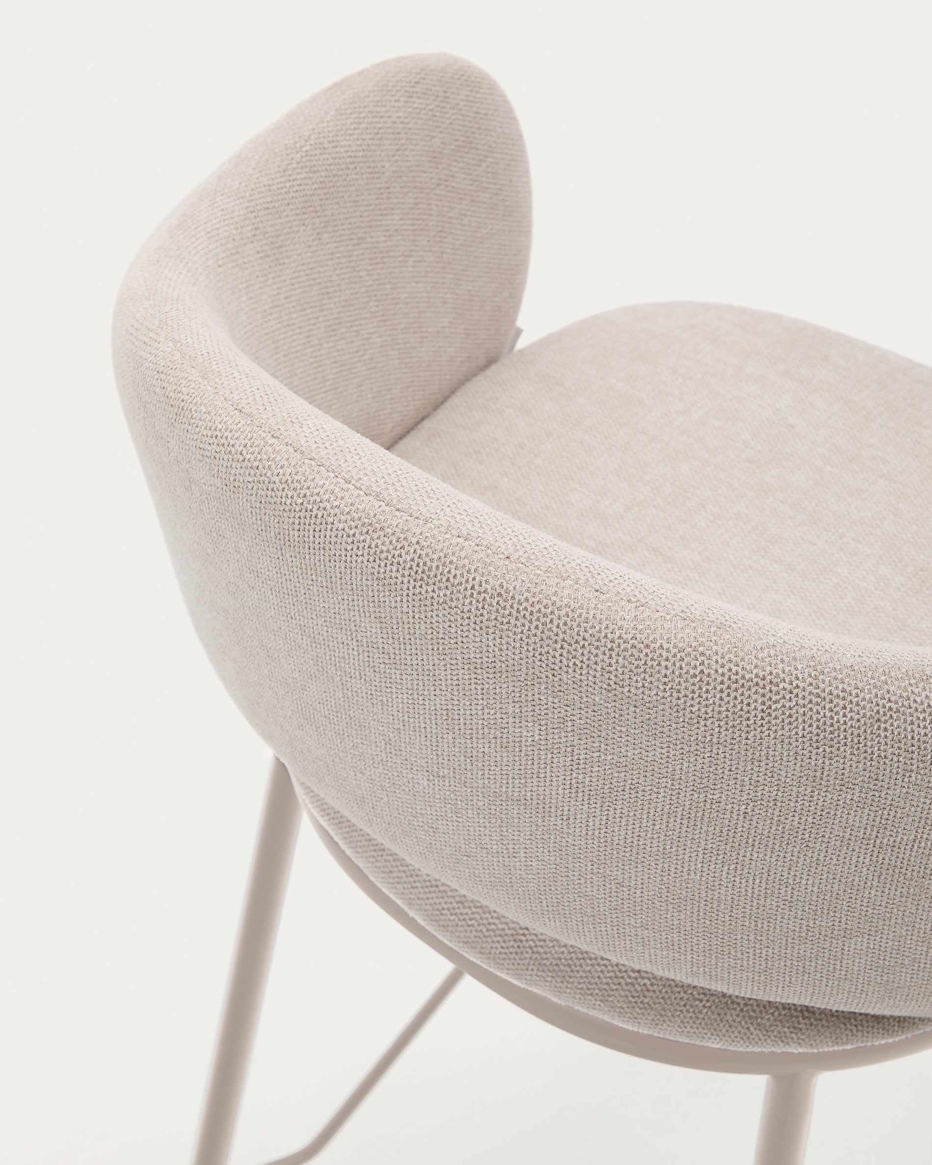 Eleganter Hocker Maina, 65 cm, mit beiger Chenille-Polsterung und stabilen Stahlbeinen, FSC-zertifiziert, für modernes Wohnen.