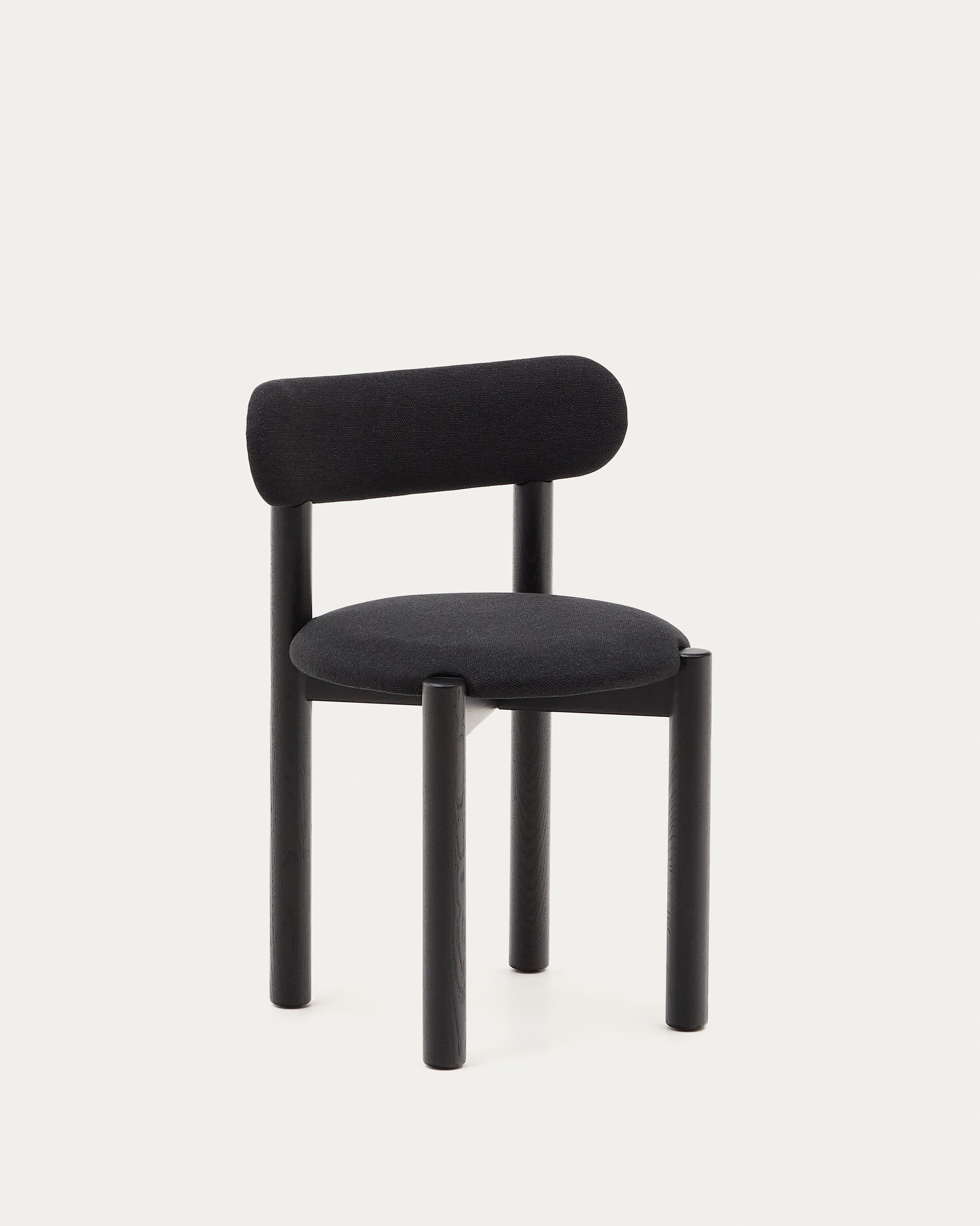 3D-Modell des eleganten Nebai Stuhls: Eichenholzrahmen, schwarze Chenille, zeitloses Design, moderner Komfort.