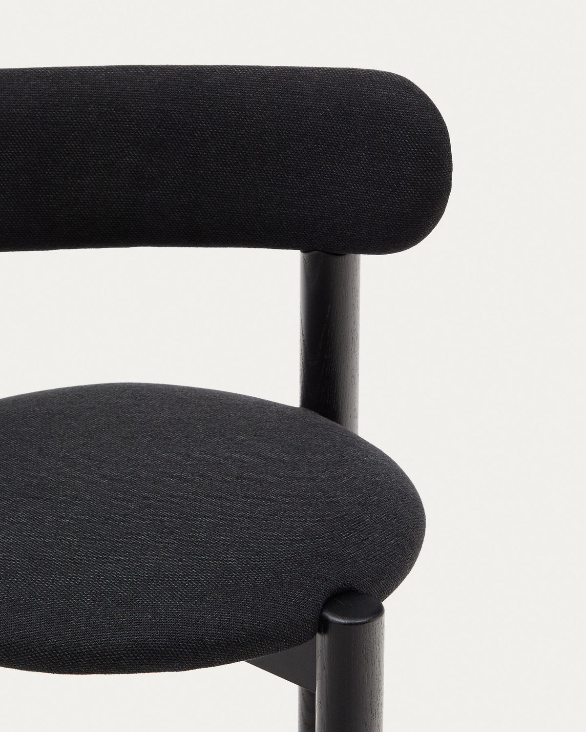 Nebai Stuhl mit schwarzer Chenille und Gestell aus massivem Eichenholz mit schwarzem Finish FSC MIX Credit in Schwarz präsentiert im Onlineshop von KAQTU Design AG. Stuhl ist von Kave Home