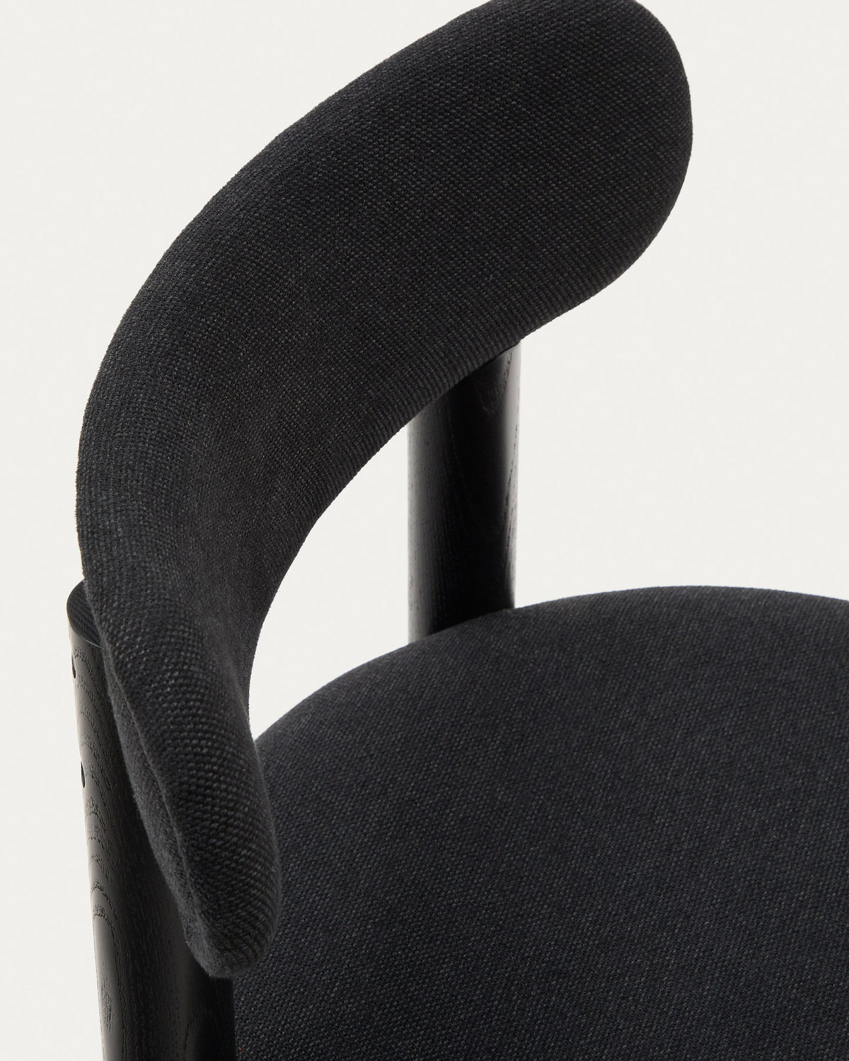 Nebai Stuhl mit schwarzer Chenille und Gestell aus massivem Eichenholz mit schwarzem Finish FSC MIX Credit in Schwarz präsentiert im Onlineshop von KAQTU Design AG. Stuhl ist von Kave Home