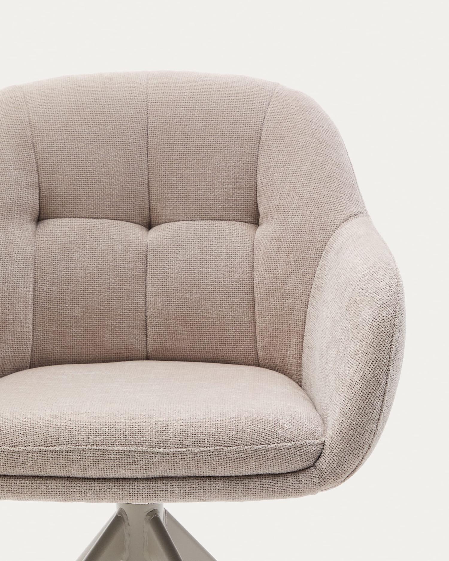 Eleganter Drehstuhl Dorina aus beiger Chenille mit robusten Stahlbeinen, perfekt für komfortable und stilvolle Einrichtungsideen.