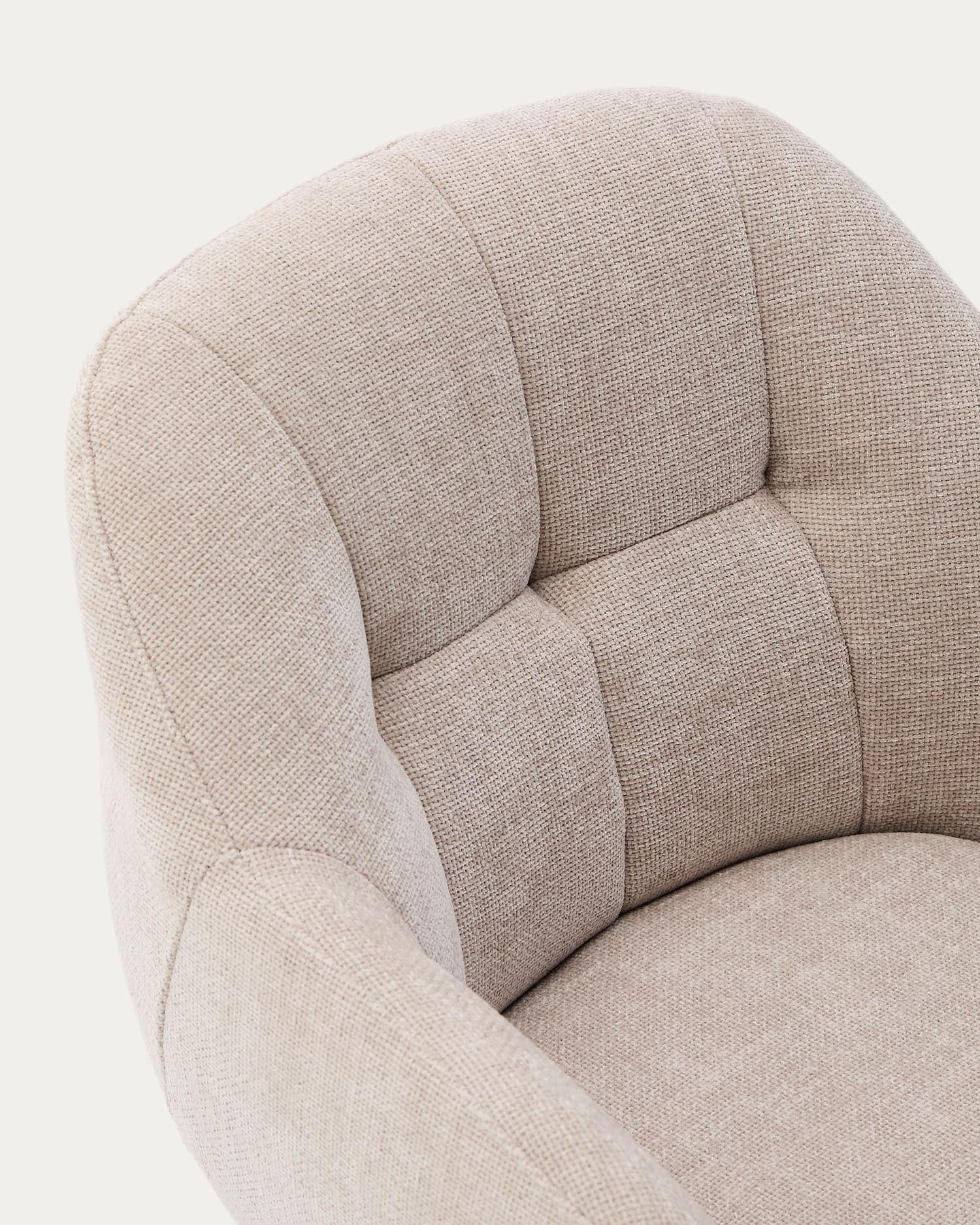 Eleganter Drehstuhl Dorina mit beiger Chenille-Polsterung und robusten Stahlbeinen, perfekt für moderne und komfortable Wohnräume.