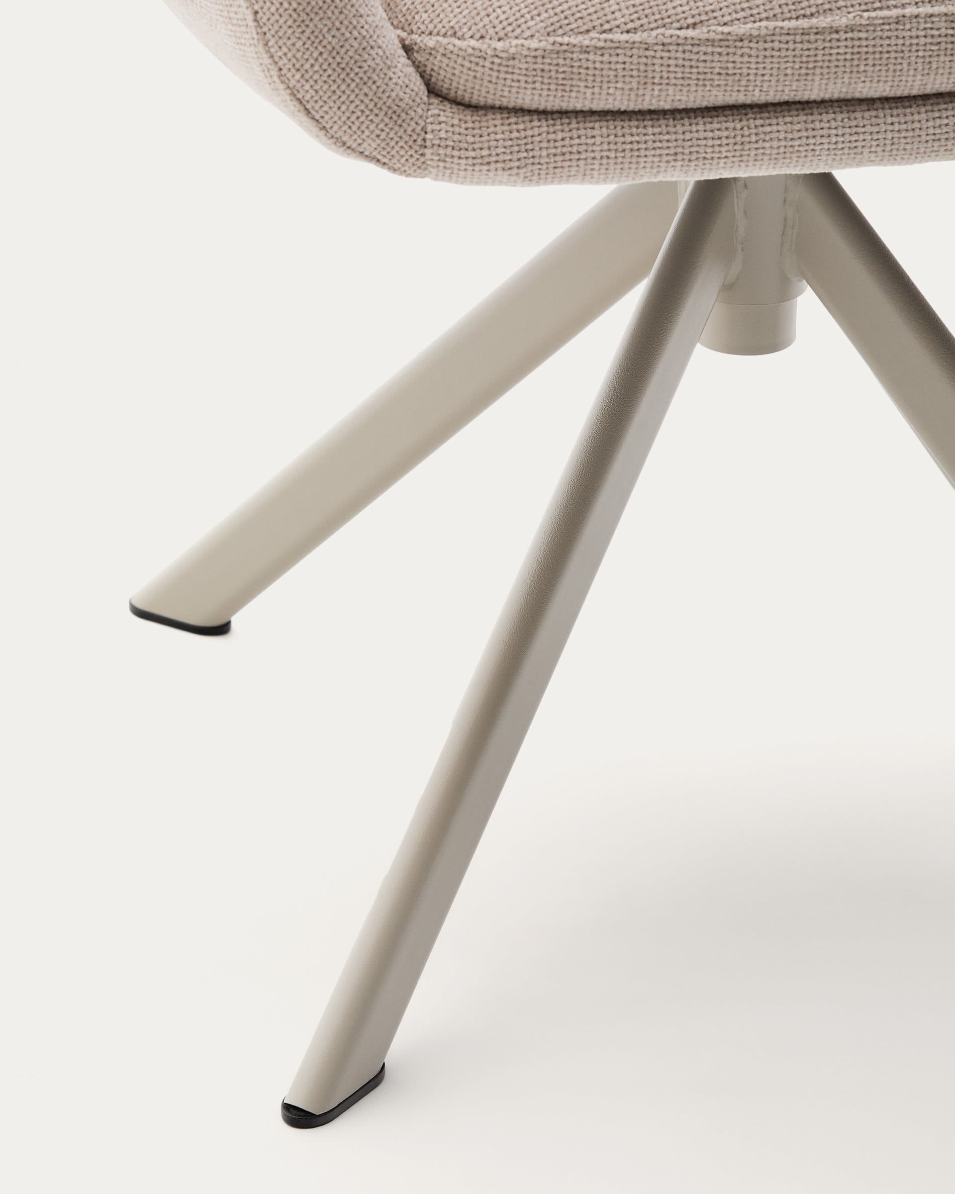 Eleganter Drehstuhl Dorina mit beiger Chenille-Polsterung und robusten Stahlbeinen, perfekt für moderne und komfortable Wohnräume.