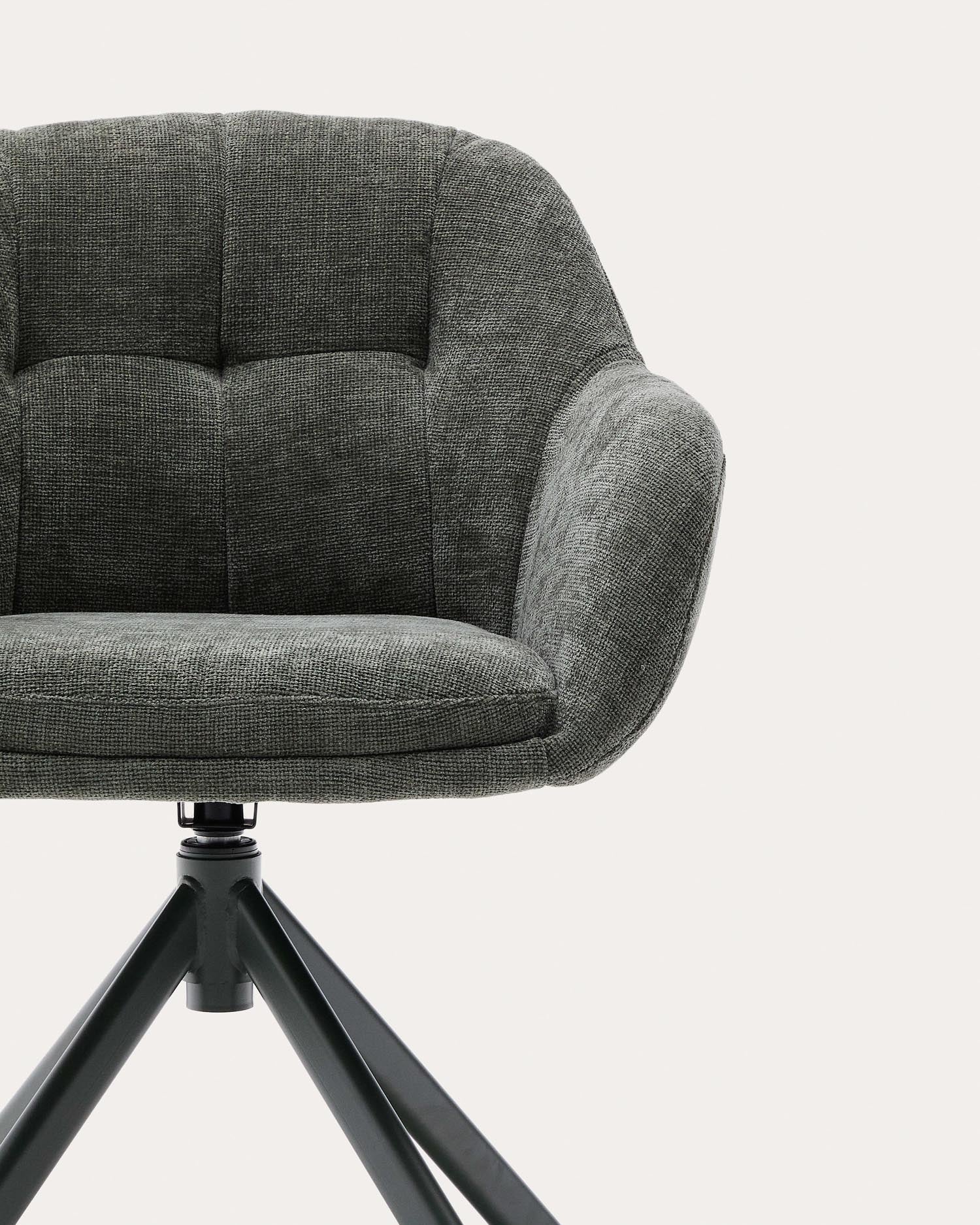 Eleganter Drehstuhl Dorina mit grünem Chenillebezug und grünen Stahlbeinen, perfekt für moderne Wohn- und Arbeitsräume.