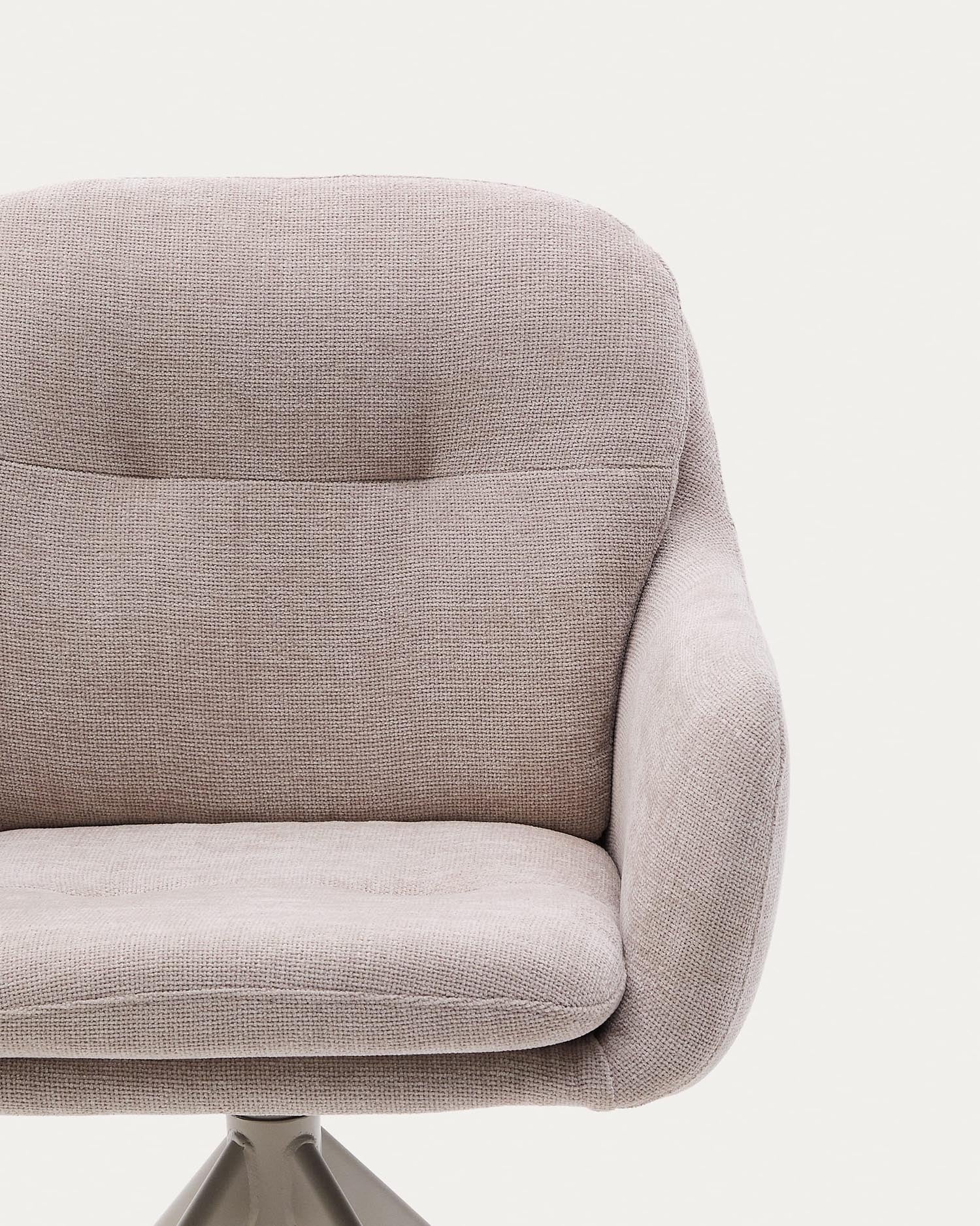 Eleganter Drehstuhl Lexa mit beiger Chenille-Polsterung und robusten Stahlbeinen in Beige, perfekt für modernes Wohndesign.