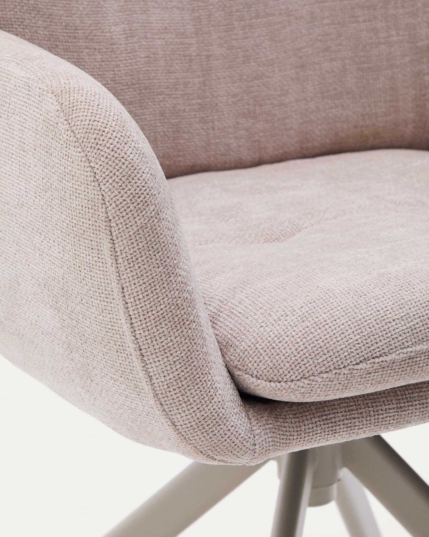 Moderner Drehstuhl Lexa mit beiger Chenille-Polsterung und stabilen Stahlbeinen in Beige, ideal für stilvolle Wohnräume.