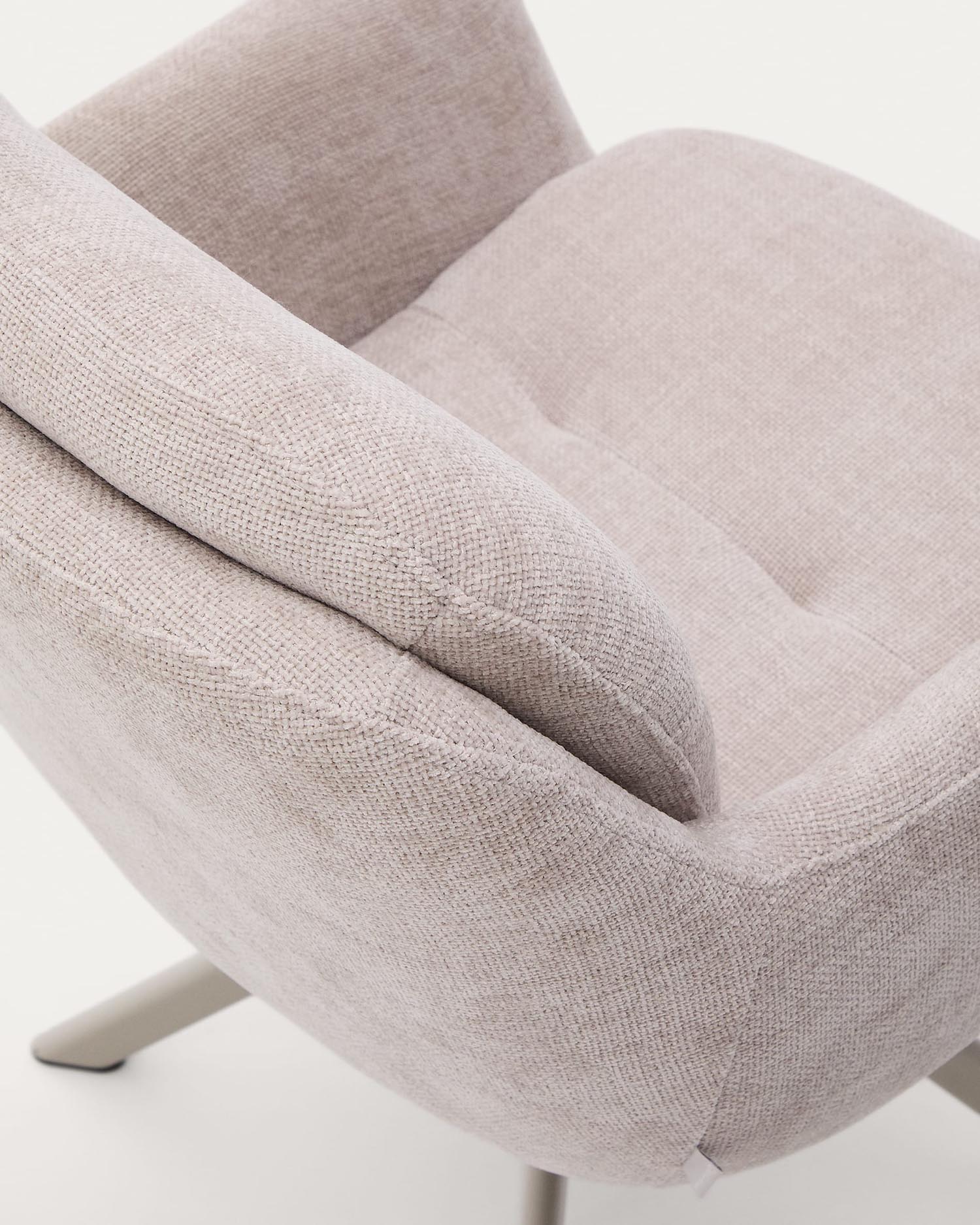 Eleganter Drehstuhl Lexa mit beiger Chenille-Polsterung und robusten Stahlbeinen in Beige, perfekt für moderne Wohnräume.