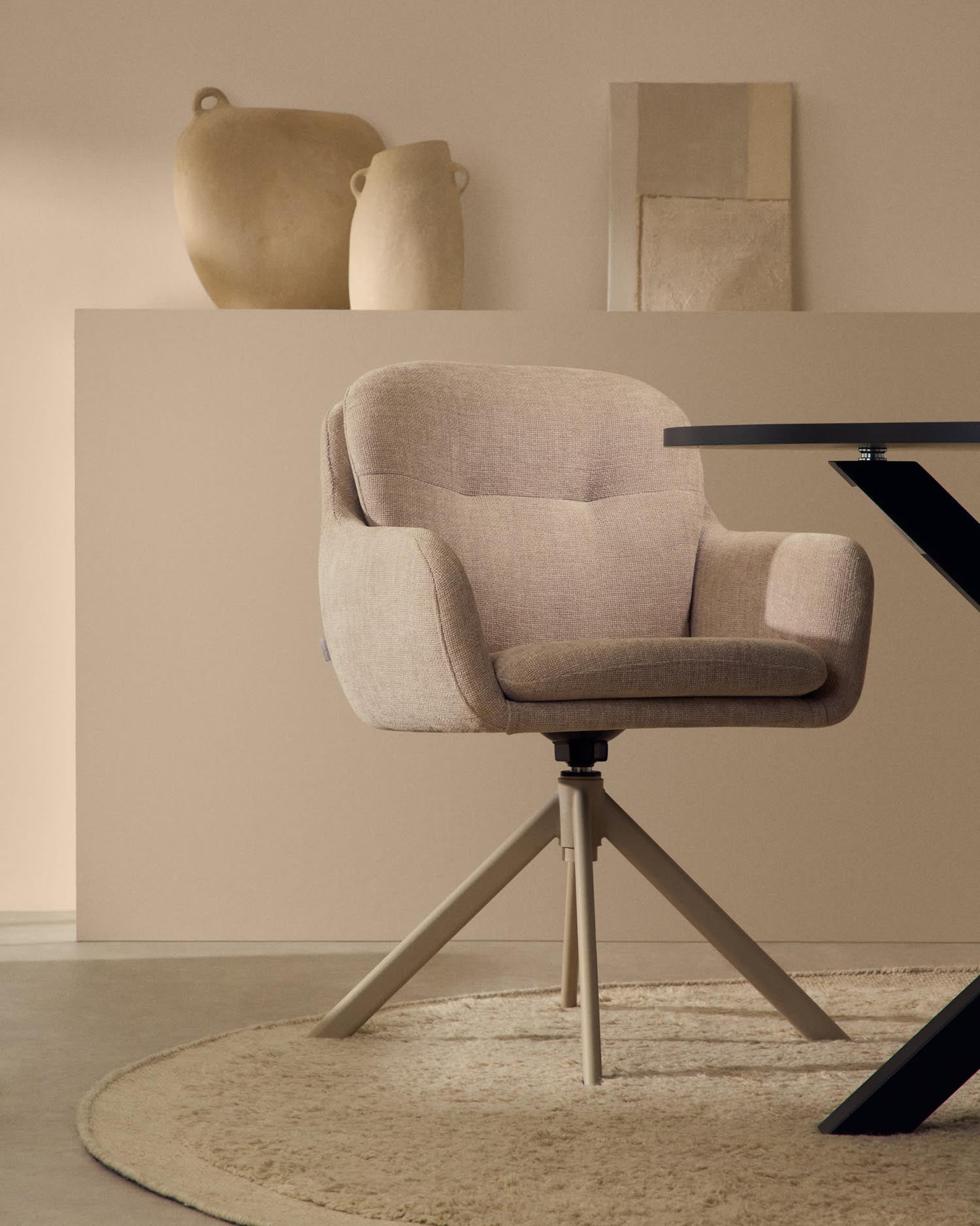 Moderner Drehstuhl Lexa mit beigefarbener Chenille-Polsterung und stabilen Stahlbeinen in passendem Finish, ideal für stilvolle Räume.