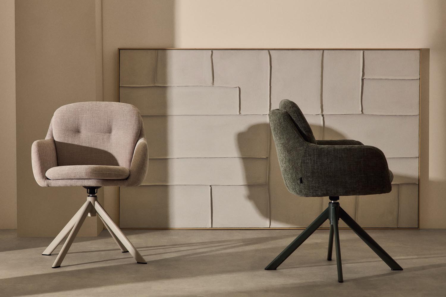 Eleganter Drehstuhl Lexa mit weicher Chenille-Polsterung in Beige und robusten Stahlbeinen, perfekt für moderne Wohnräume.