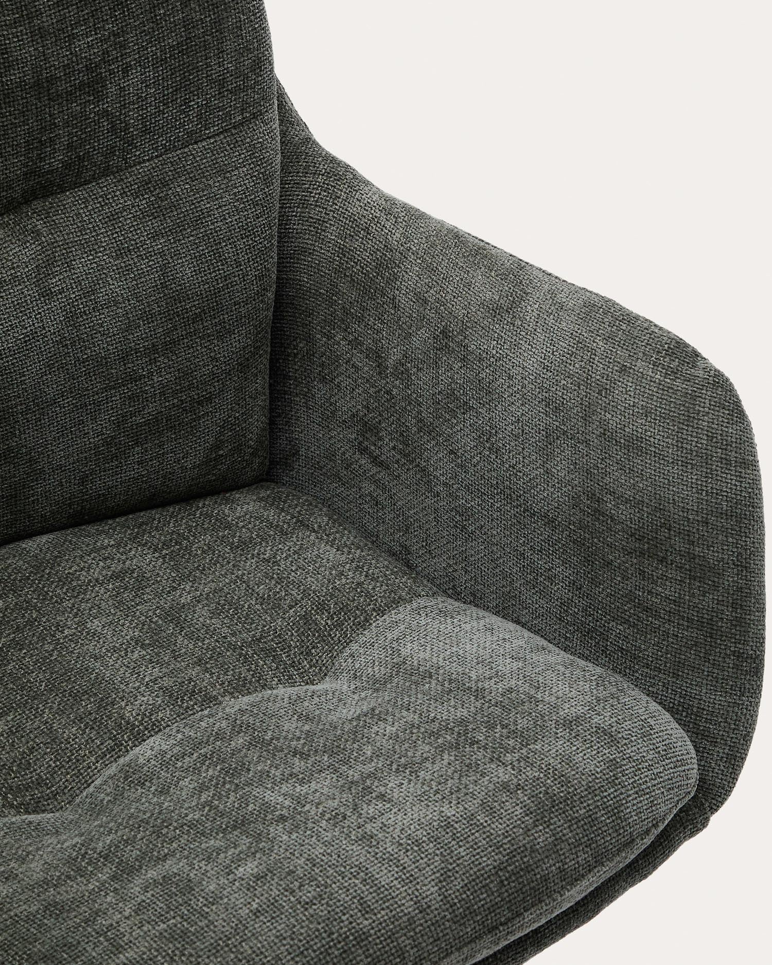 Moderner Drehstuhl Lexa von Kave Home, bezogen mit grünem Chenille und robusten Stahlbeinen, vereint Stil und Komfort für Ihr Zuhause.