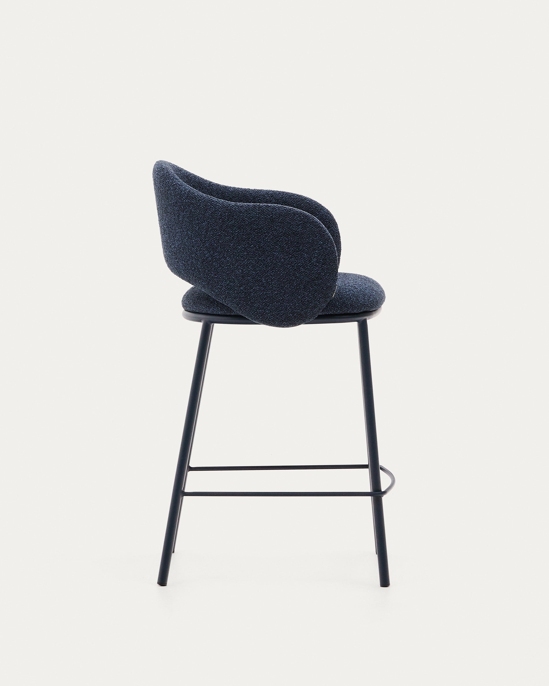 Eleganter Maina Hocker mit blauem Chenille-Bezug und stabilen Stahlbeinen, FSC-zertifiziert, 65 cm hoch, von Kave Home.