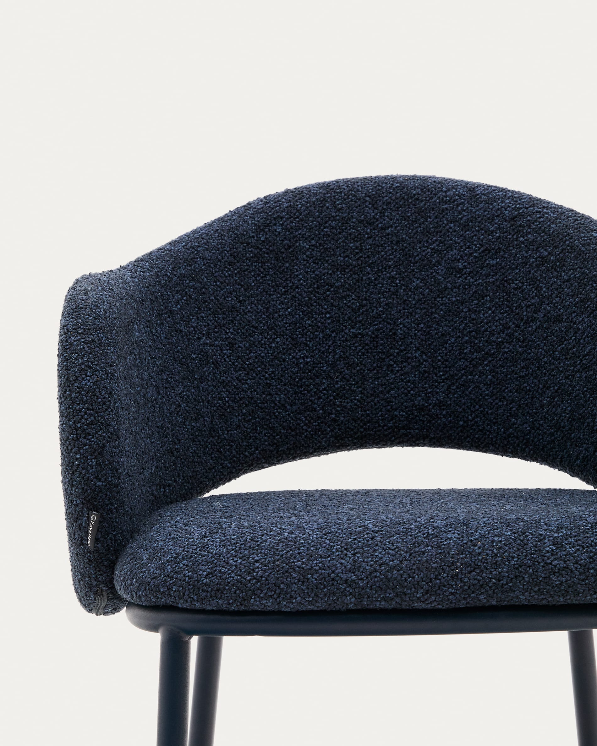 Moderner Maina Hocker mit weichem blauem Chenille-Stoff, robusten Stahlbeinen und FSC-zertifiziert, 65 cm, von Kave Home.