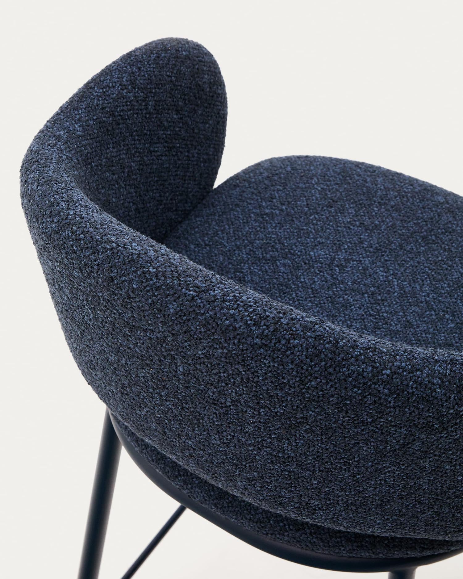 Eleganter Maina Hocker in blauem Chenille mit stabilen Stahlbeinen. Ideal als Sitzgelegenheit oder dekoratives Element für Ihr Zuhause.