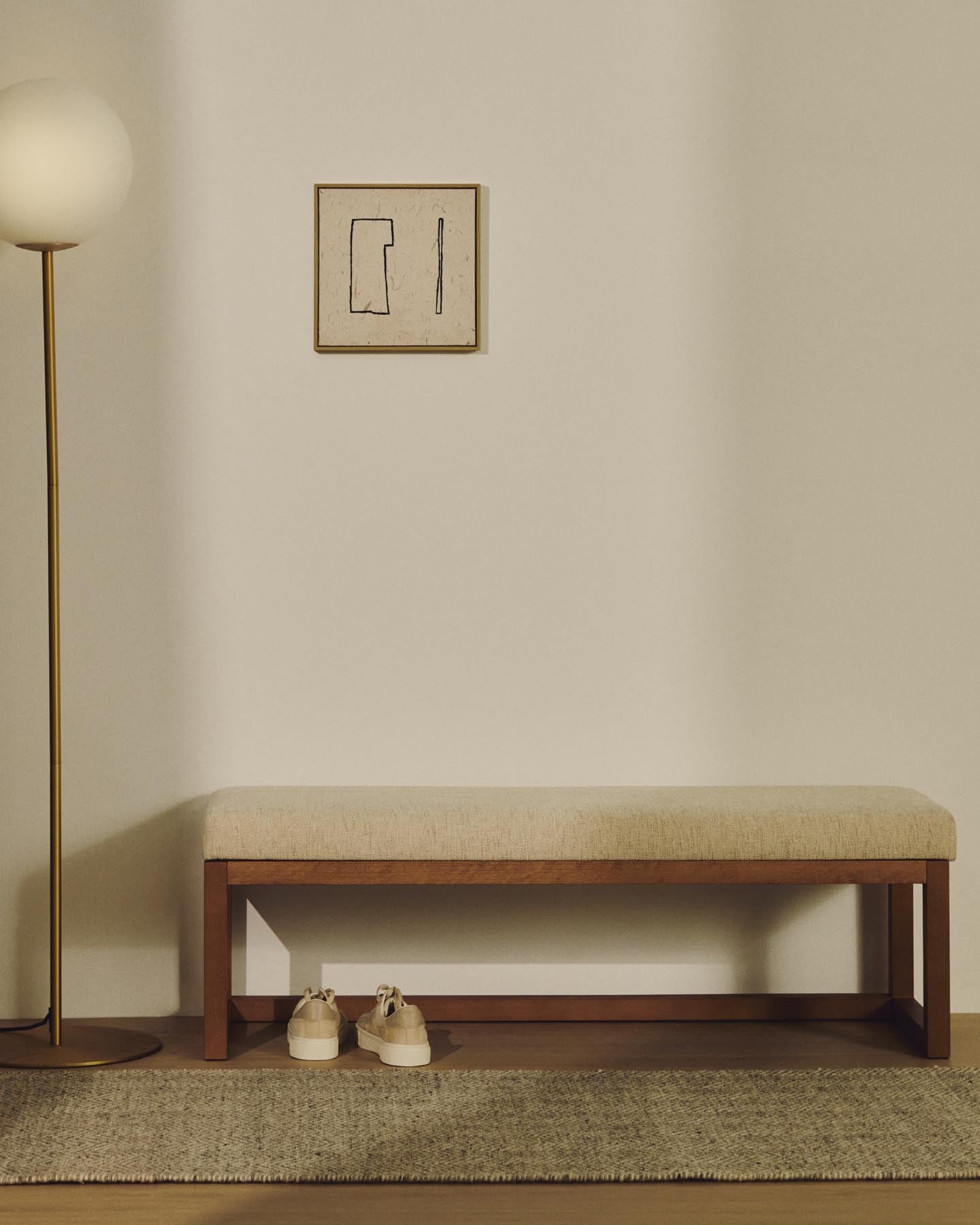 Bank Loya aus beiger Chenille und Buchenholz mit Nussbaum-Finish 128 cm in Beige, Braun präsentiert im Onlineshop von KAQTU Design AG. Sitzbank ist von Kave Home