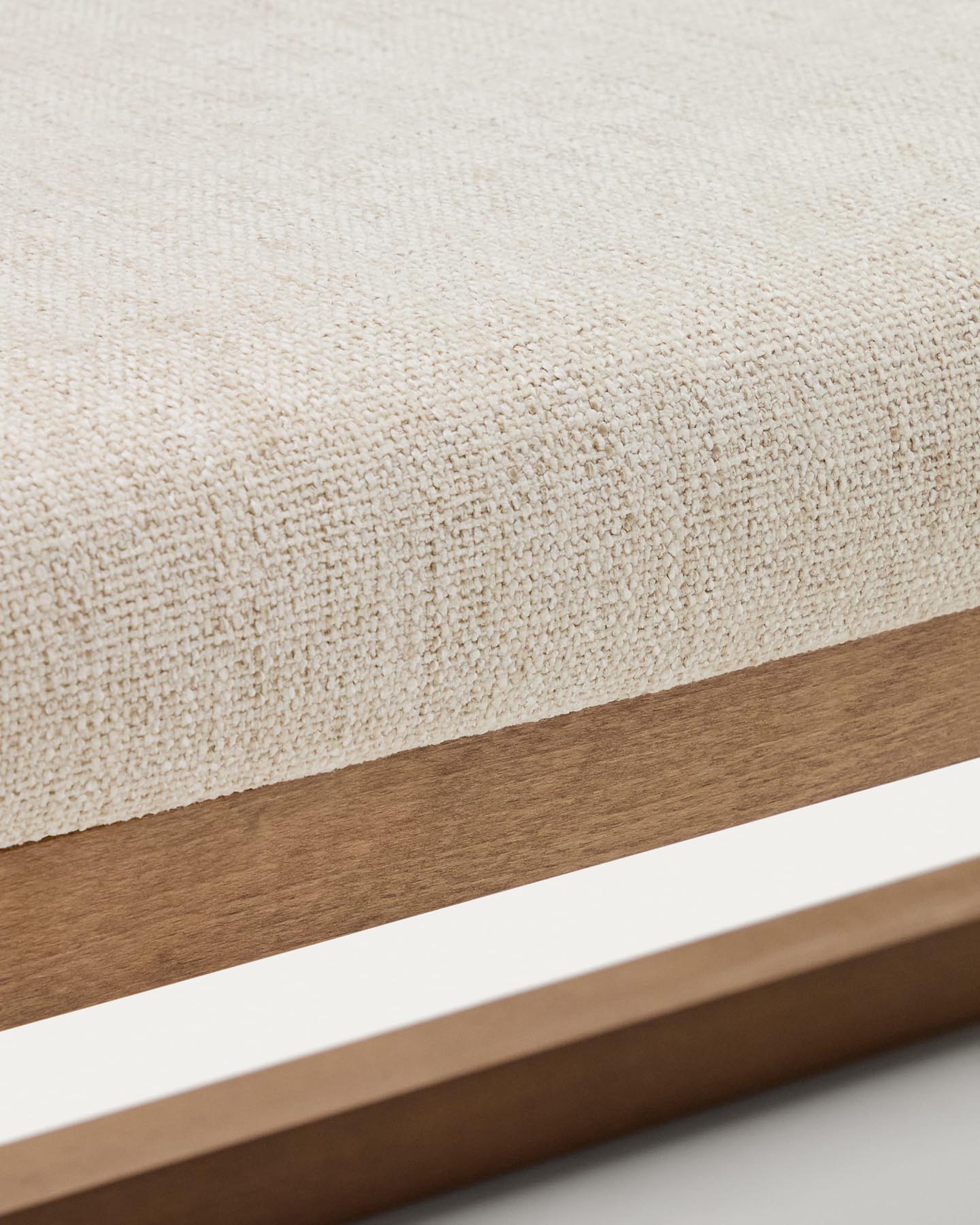 Die stilvolle Bank Loya von Kave Home vereint beigen Chenille-Stoff und robustes Buchenholz mit Nussbaum-Finish – perfekt für Ihr Zuhause.