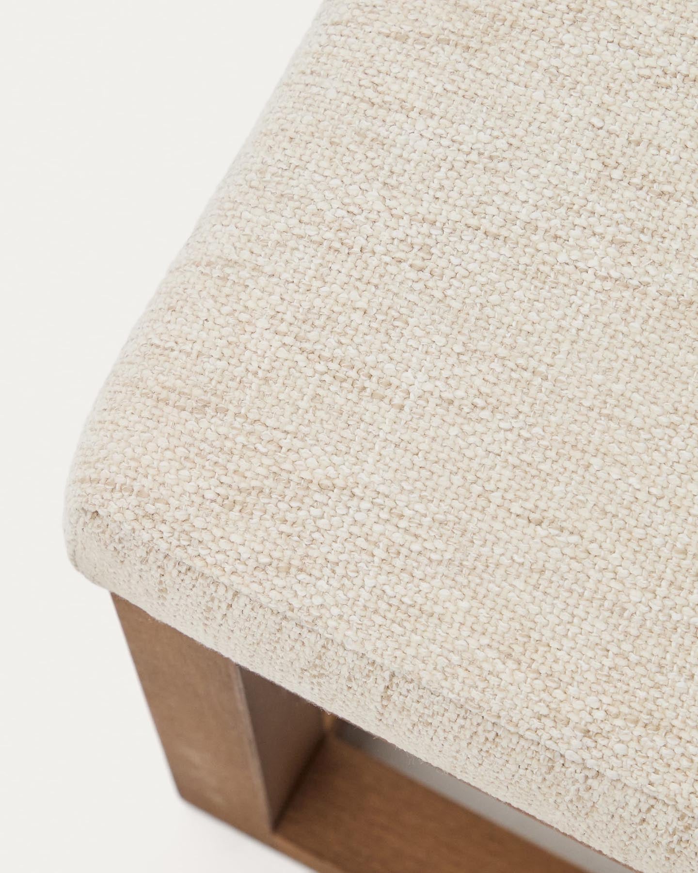 Die elegante Sitzbank Loya von Kave Home kombiniert beigen Chenille-Stoff mit Buchenholz und Nussbaum-Finish – ideal für jeden Raum.