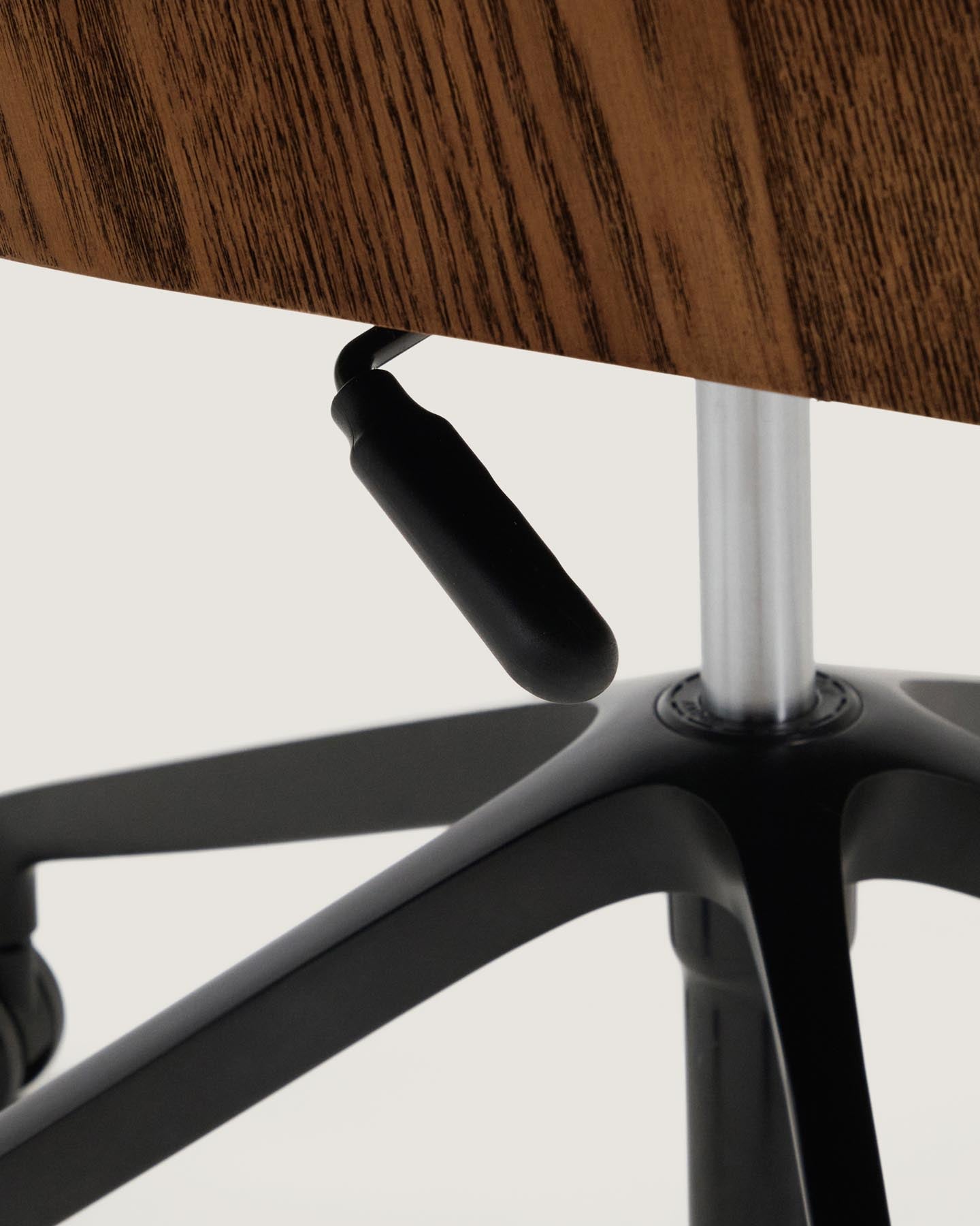 Schreibtischstuhl Madai aus brauner Chenille und Eschenfurnier in Nussbaum-Optik, FSC Mix Credit in Dunkelbraun präsentiert im Onlineshop von KAQTU Design AG. Bürostuhl ist von Kave Home