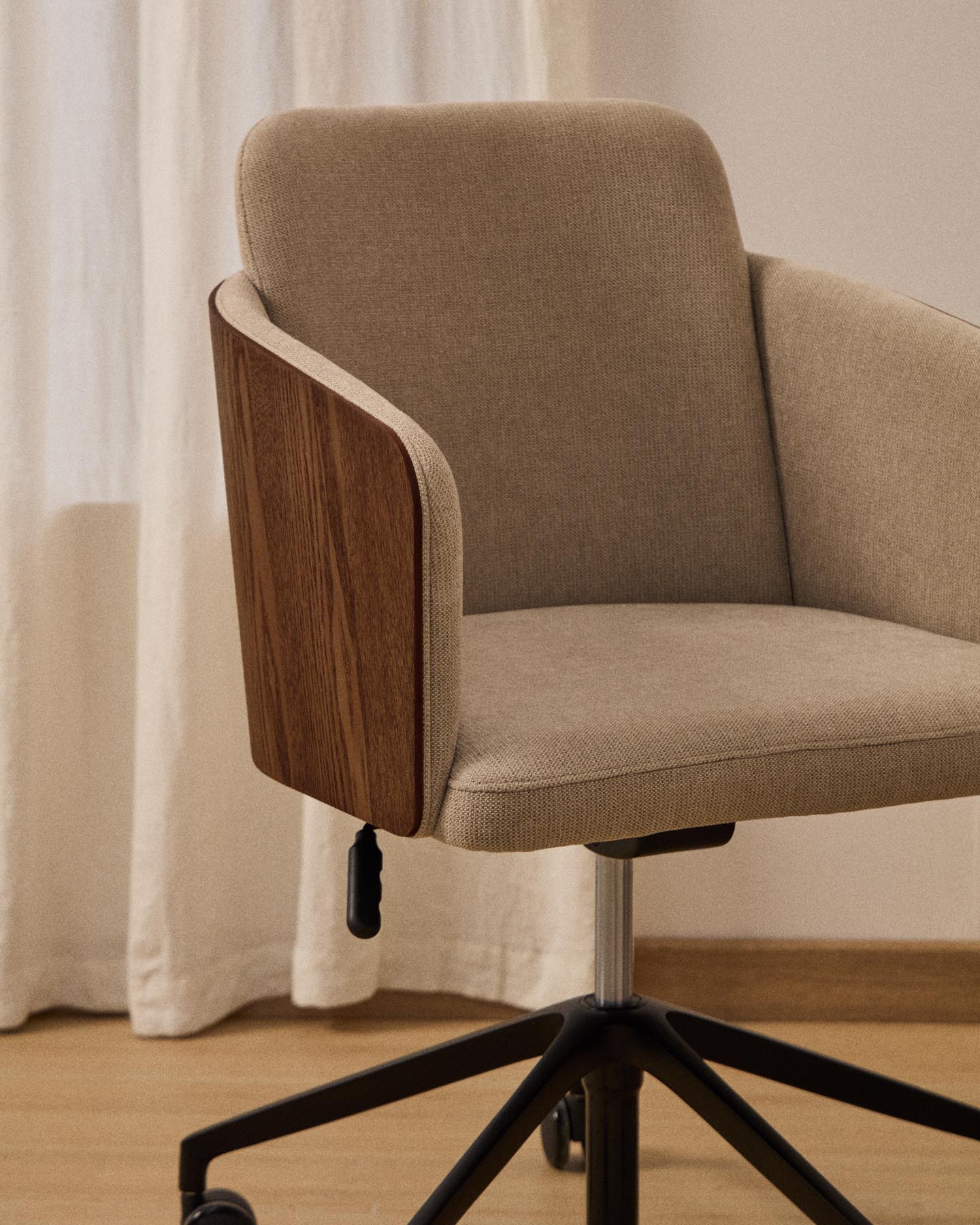 Schreibtischstuhl Madai aus brauner Chenille und Eschenfurnier in Nussbaum-Optik, FSC Mix Credit in Dunkelbraun präsentiert im Onlineshop von KAQTU Design AG. Bürostuhl ist von Kave Home