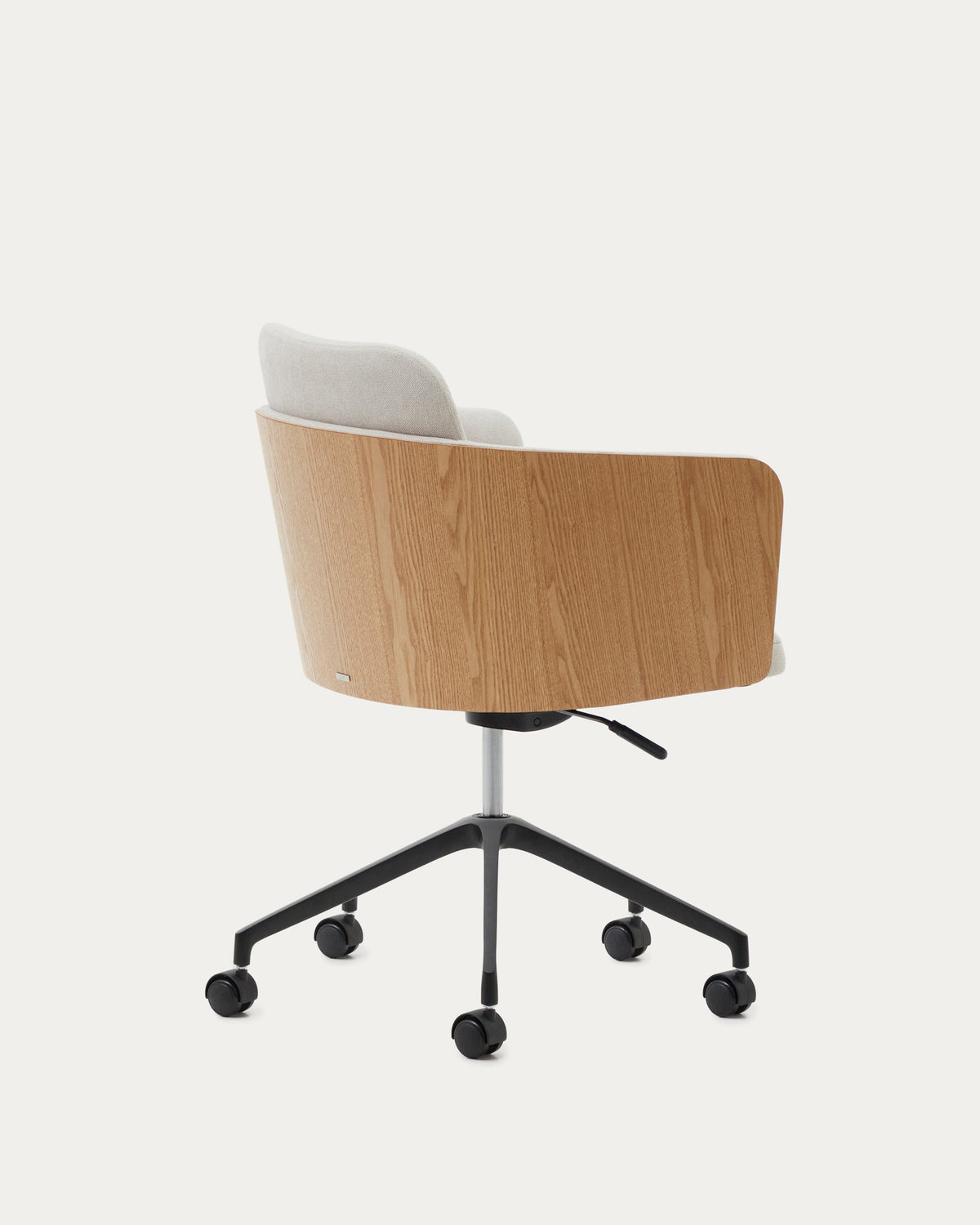 Schreibtischstuhl Madai aus beiger Chenille und Eschenfurnier in natürlicher Optik, FSC Mix Credit in Natur präsentiert im Onlineshop von KAQTU Design AG. Dreh-Schalenstuhl mit Rollen ist von Kave Home