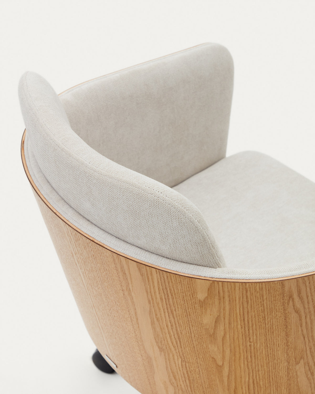 Schreibtischstuhl Madai aus beiger Chenille und Eschenfurnier in natürlicher Optik, FSC Mix Credit in Natur präsentiert im Onlineshop von KAQTU Design AG. Dreh-Schalenstuhl mit Rollen ist von Kave Home