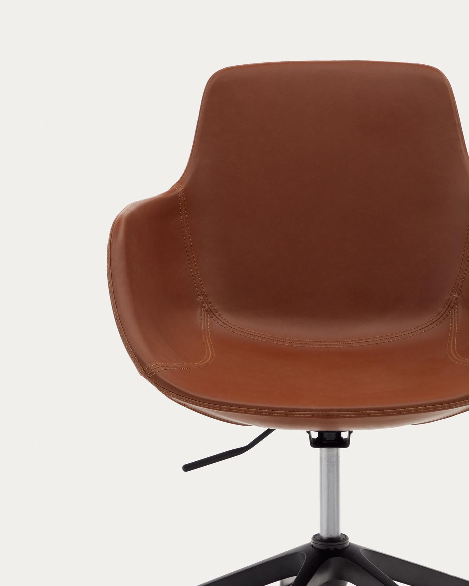 Moderner Tissiana Schreibtischstuhl aus braunem Kunstleder und mattschwarzem Aluminium, ergonomisch gestaltet für höchsten Komfort und Stil.