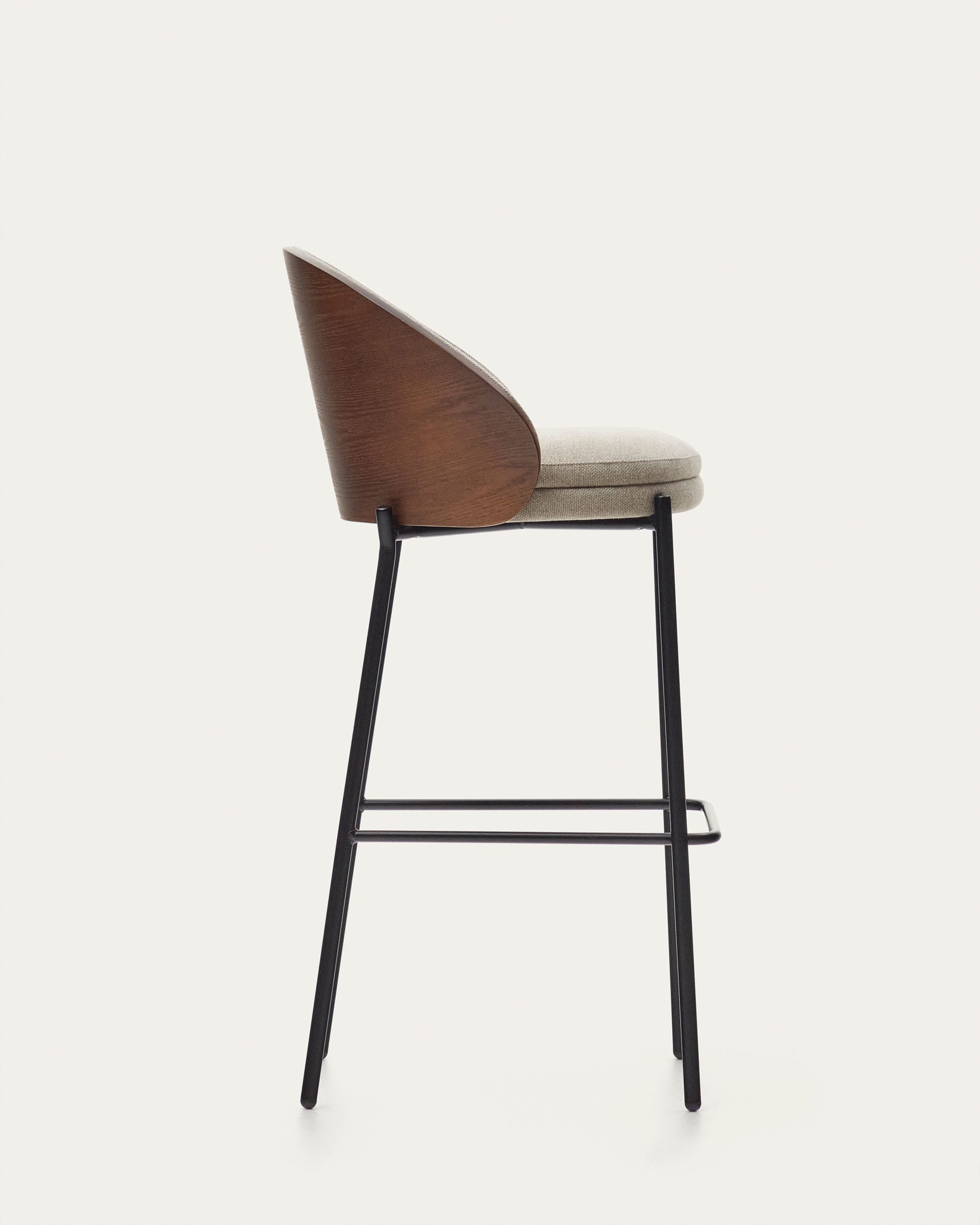 Eamy Hocker: Stilvolles Design mit brauner Chenille und Wenge-Finish.