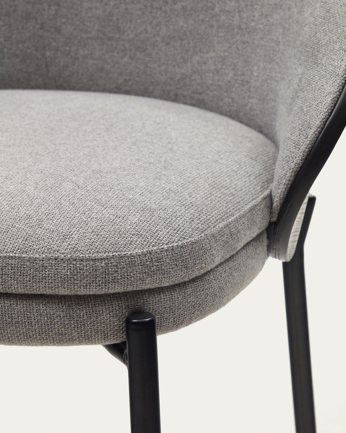 Eamy Hocker hellgraue Chenille  Eschenfurnier mit schwarzem Finish und Metall in Schwarz Höhe 77 cm in Schwarz präsentiert im Onlineshop von KAQTU Design AG. Barhocker ist von Kave Home